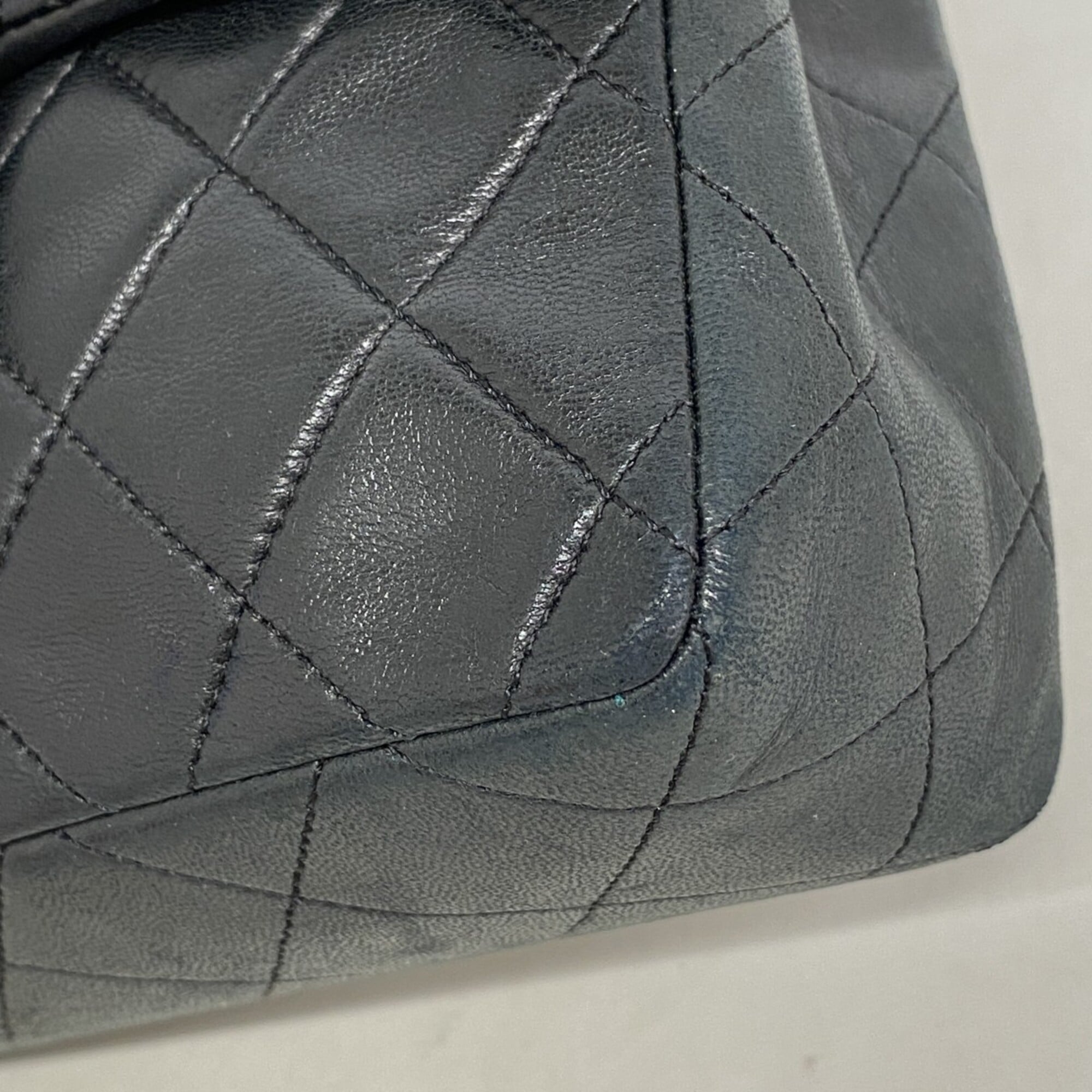 Chanel Black Leather Shoulder Bag (Pre-Owned)