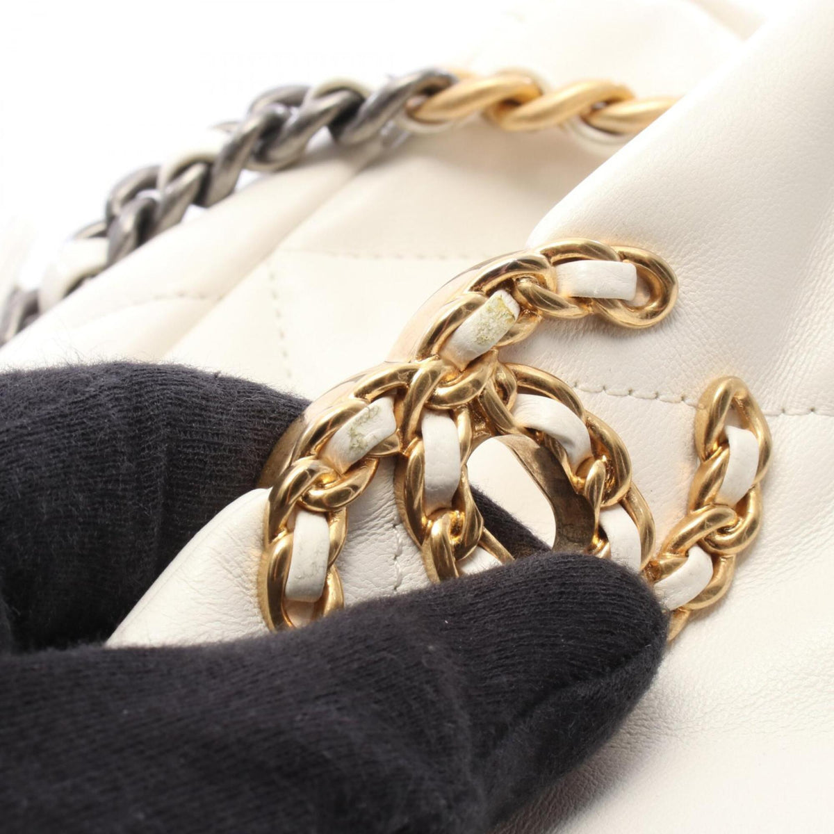 Chanel White Leather Handbag Shoulder Bag (Pre-Owned)