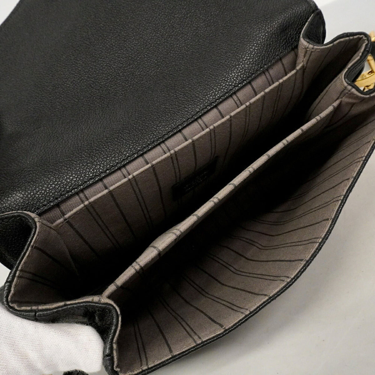 Louis Vuitton Noir Handbag (Pre-Owned)