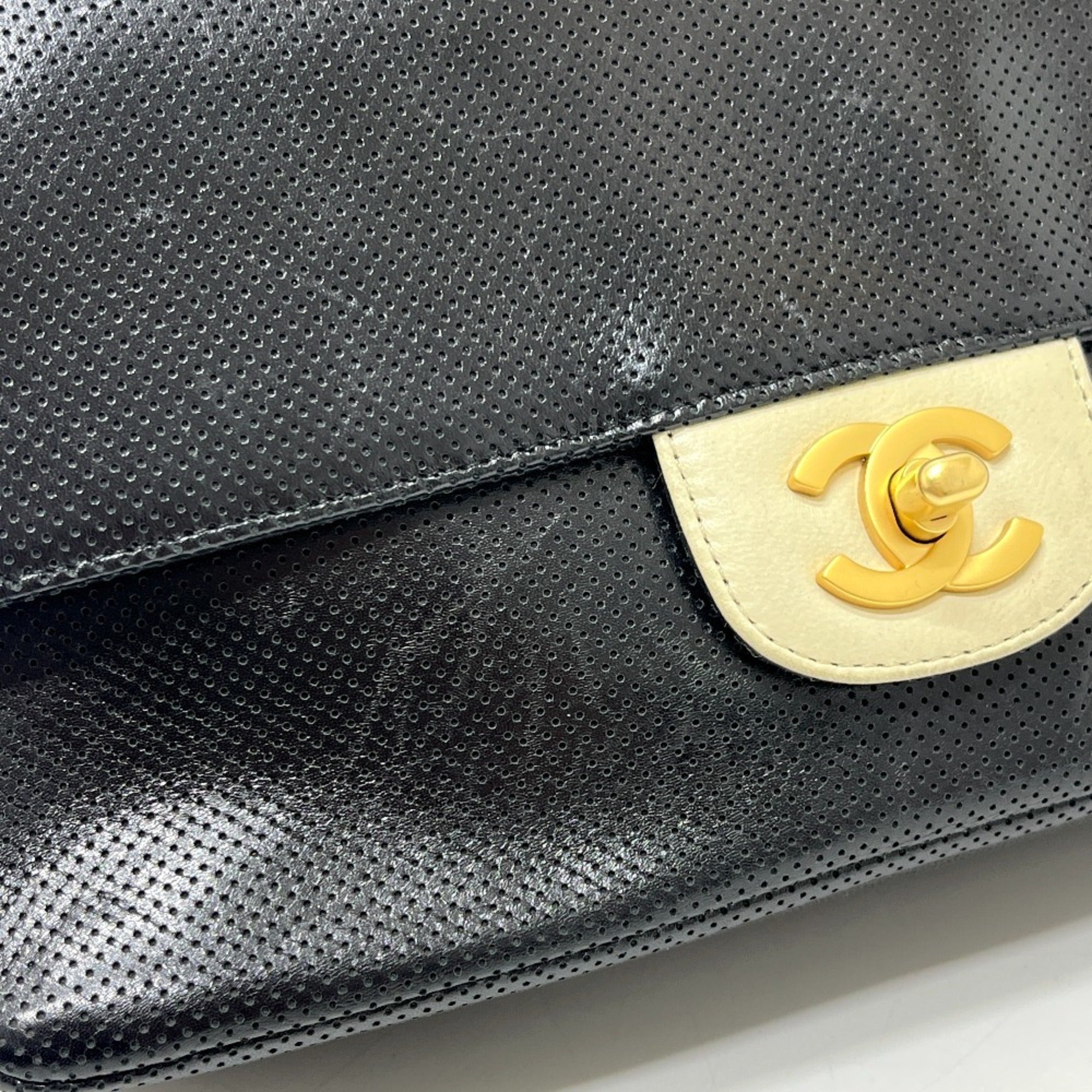 Chanel Black White Leather Handbag Shoulder Bag (Pre-Owned)