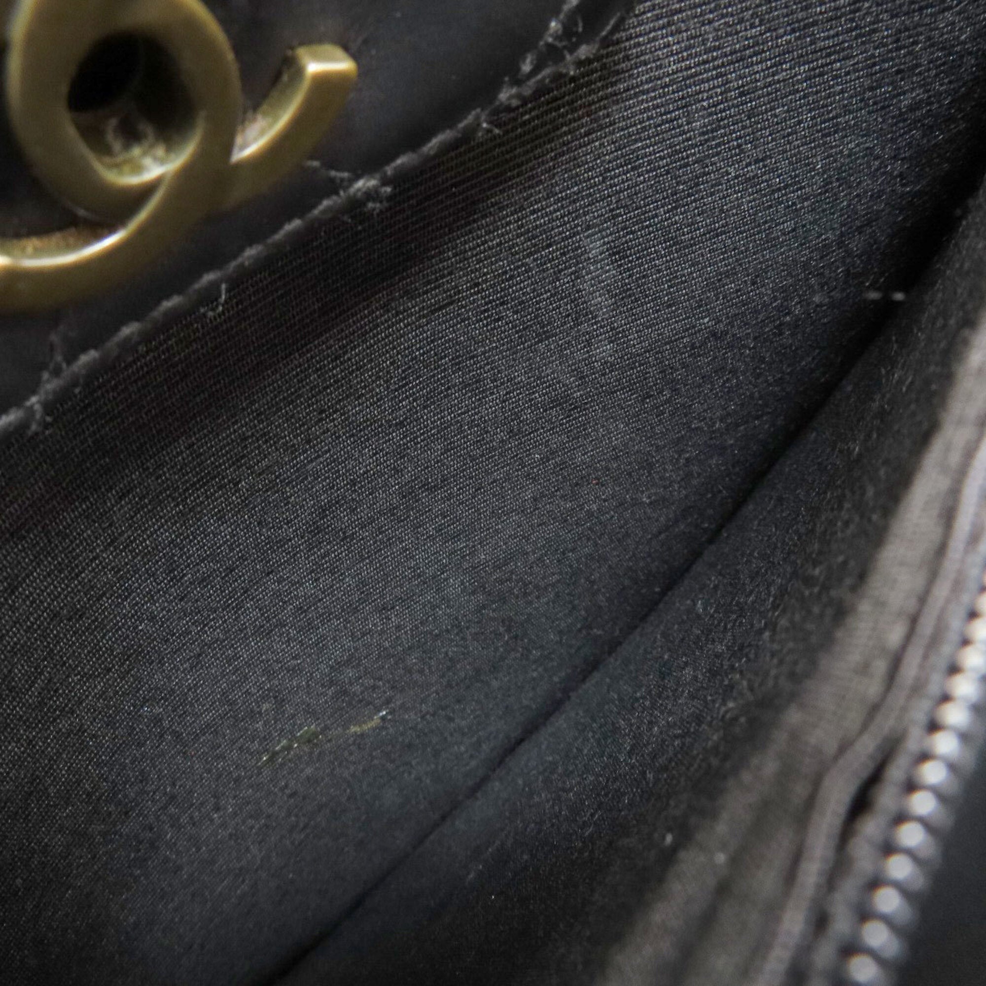 Chanel Matelasse Black Leather Handbag (Pre-Owned)