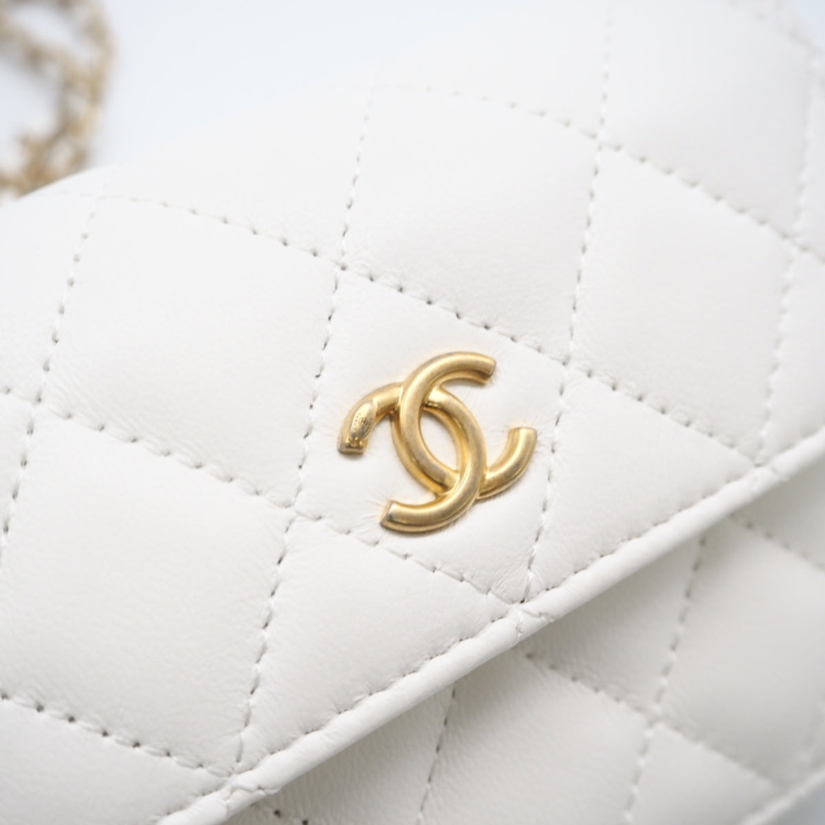 Chanel White Leather Shoulder Bag (Pre-Owned)