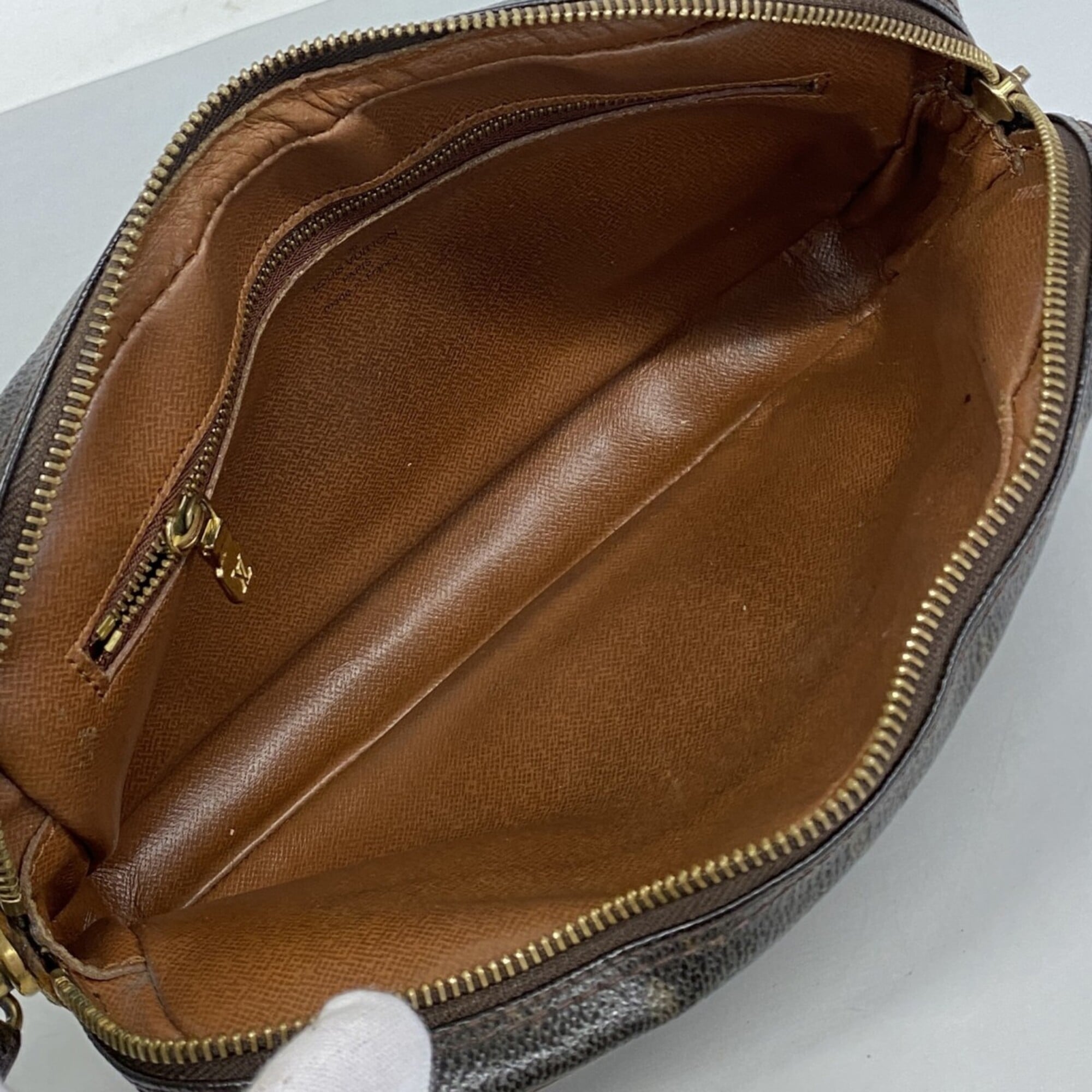 Louis Vuitton Brown Clutch Bag (Pre-Owned)