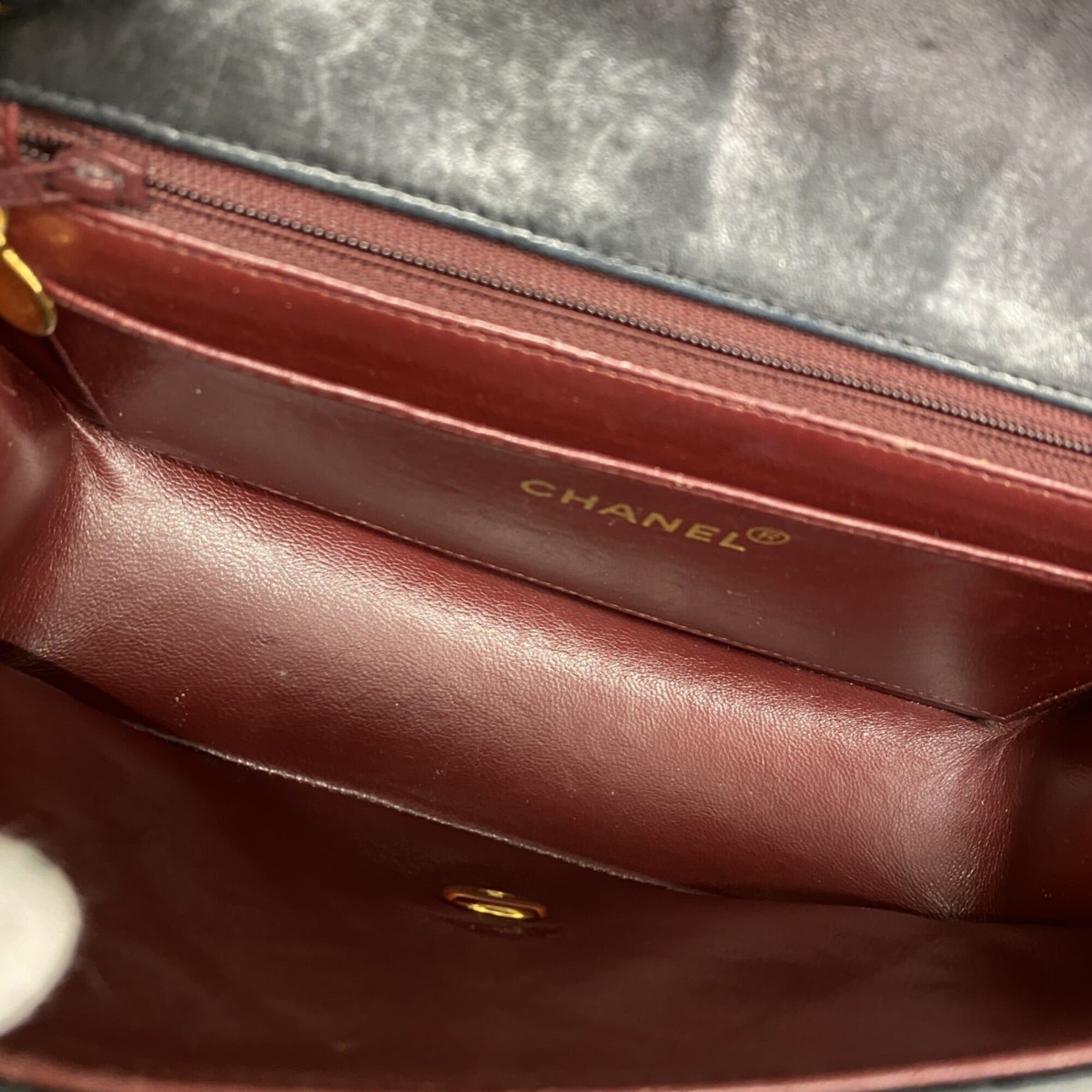 Chanel Black Leather Shoulder Bag (Pre-Owned)