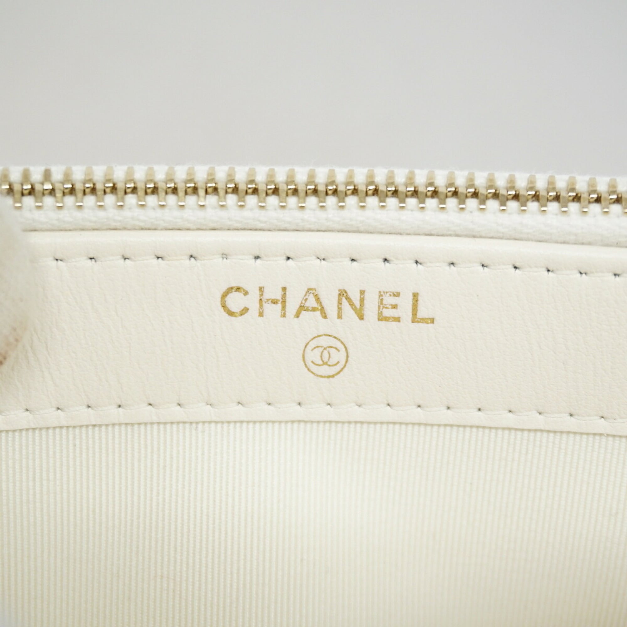 Chanel White Grained Calfskin Shoulder Bag (Pre-Owned)