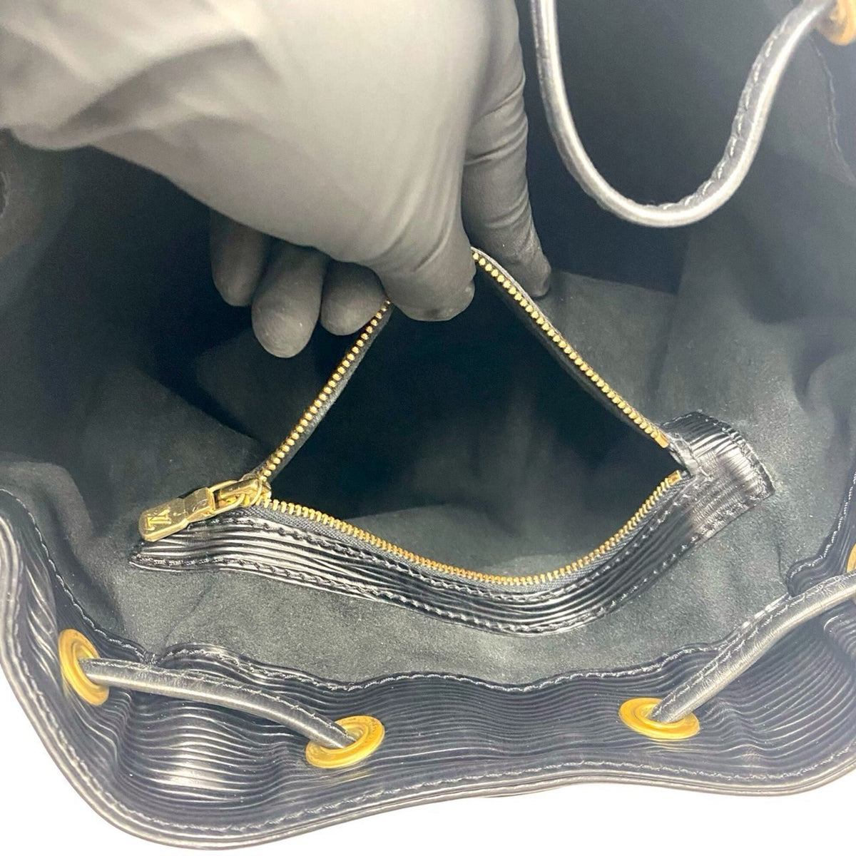 Louis Vuitton Black Leather Shoulder Bag (Pre-Owned)