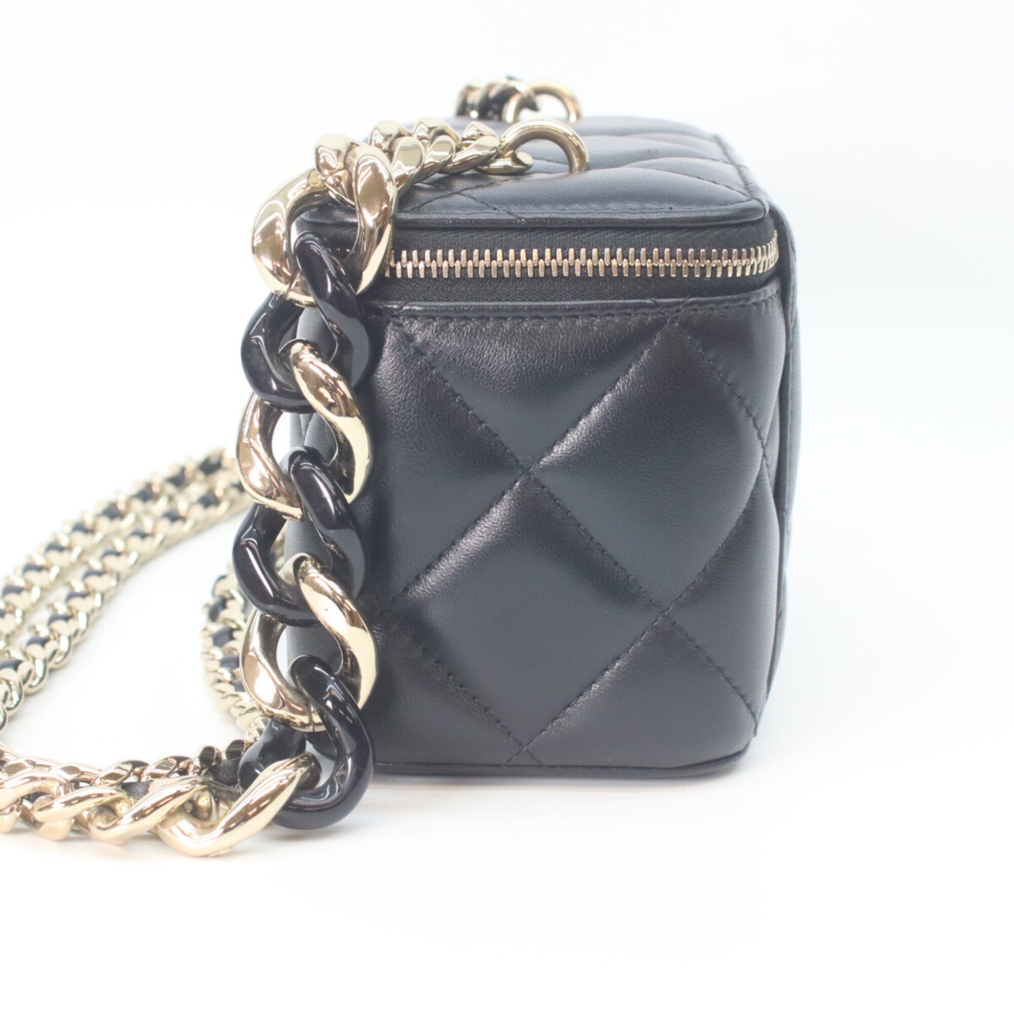 Chanel Black Leather Shoulder Bag (Pre-Owned)