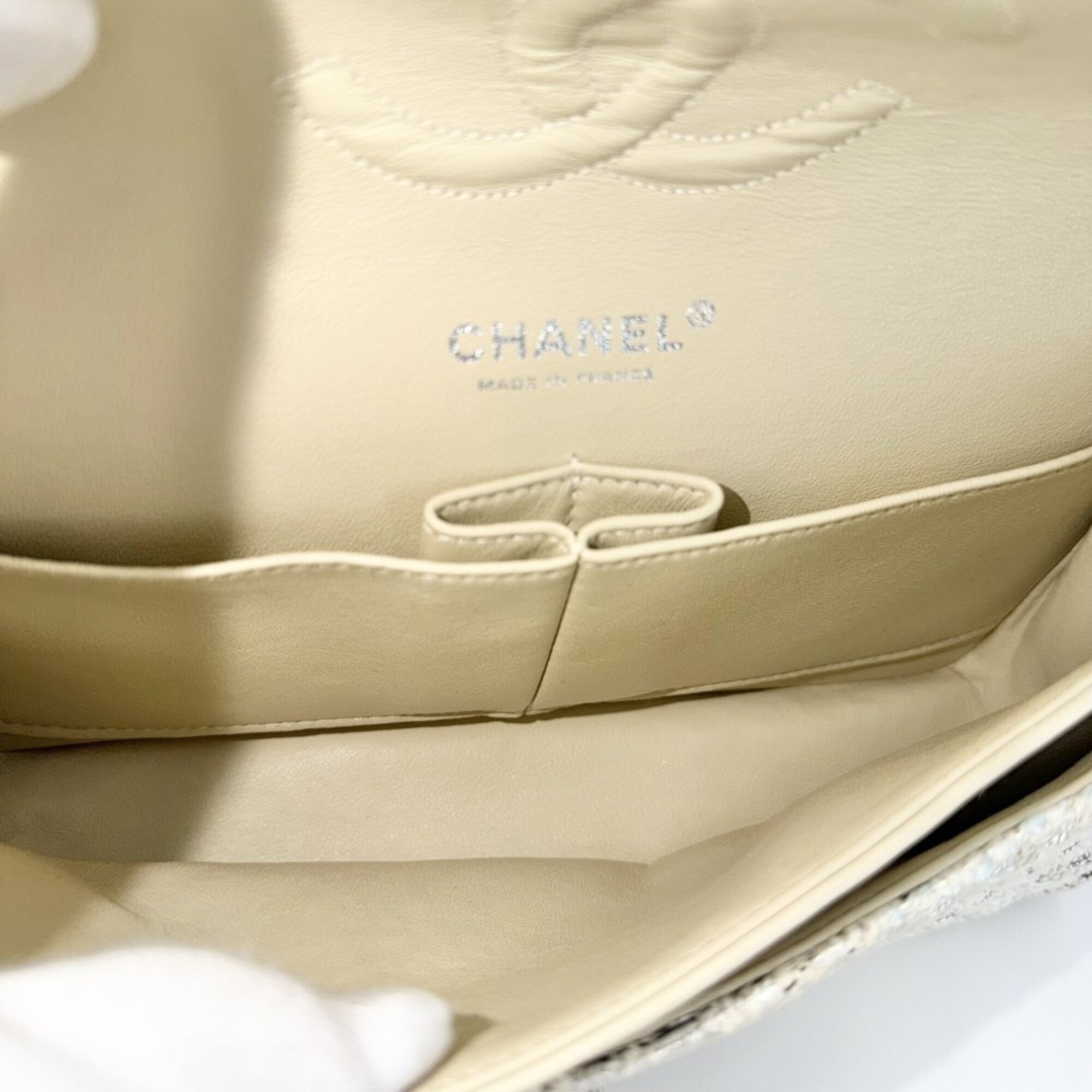 Chanel White Tweed Leather Shoulder Bag (Pre-Owned)