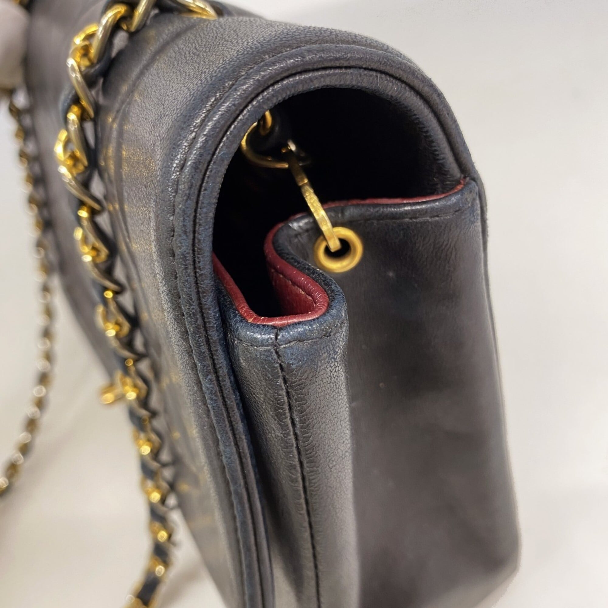Chanel Black Leather Shoulder Bag (Pre-Owned)