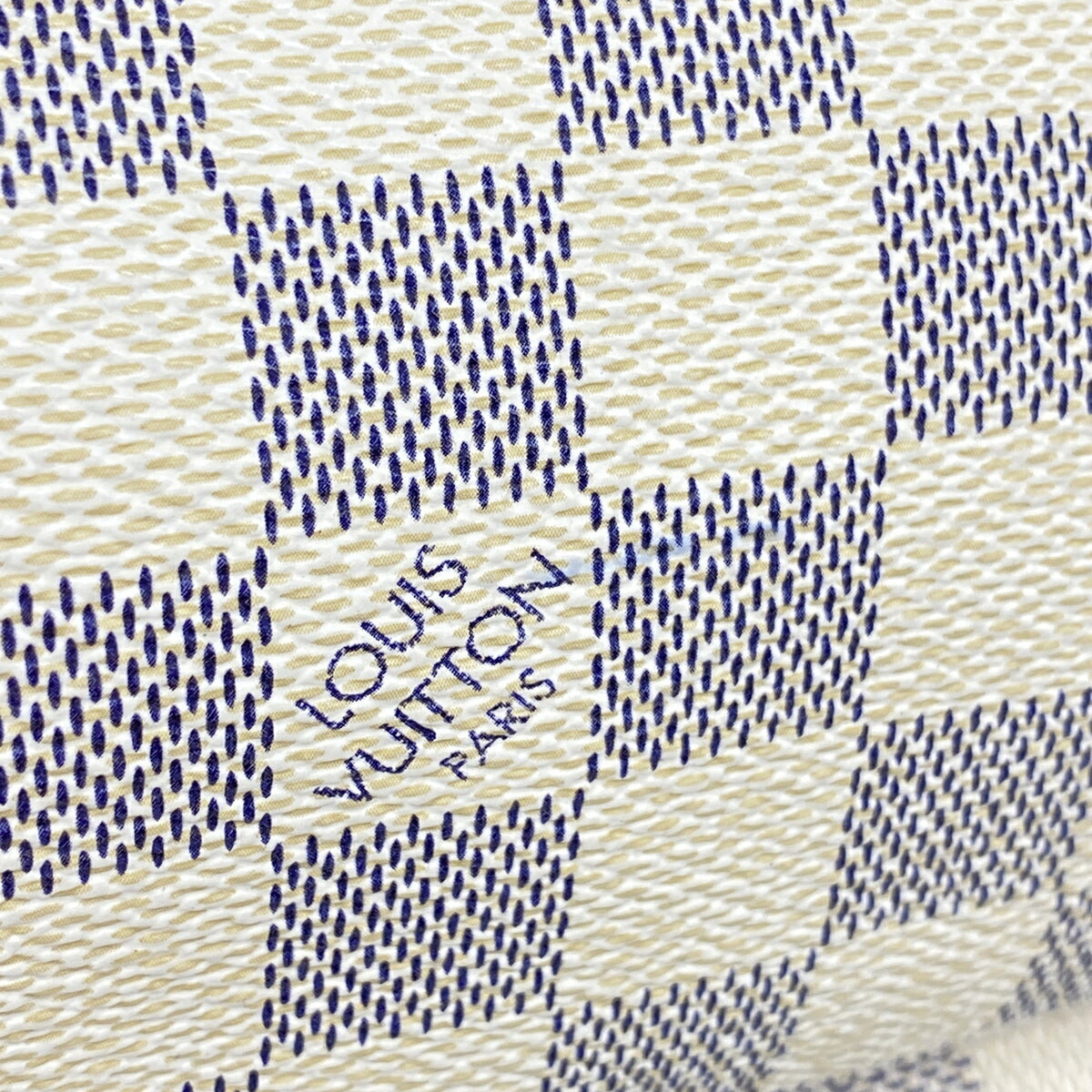 Louis Vuitton White Shoulder Bag (Pre-Owned)