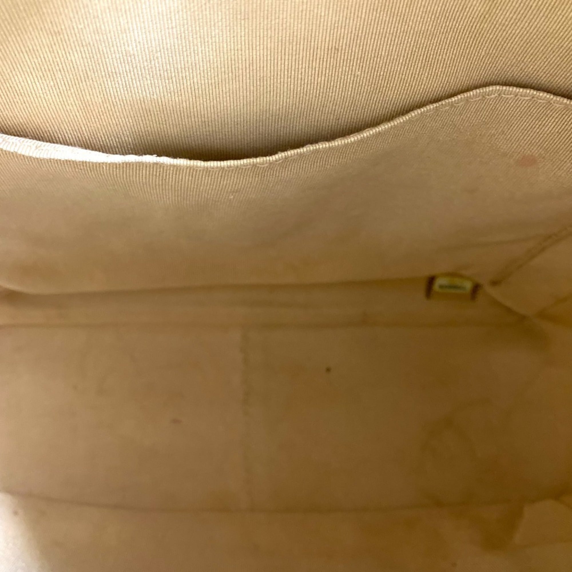 Chanel White Grained Calfskin Shoulder Bag (Pre-Owned)