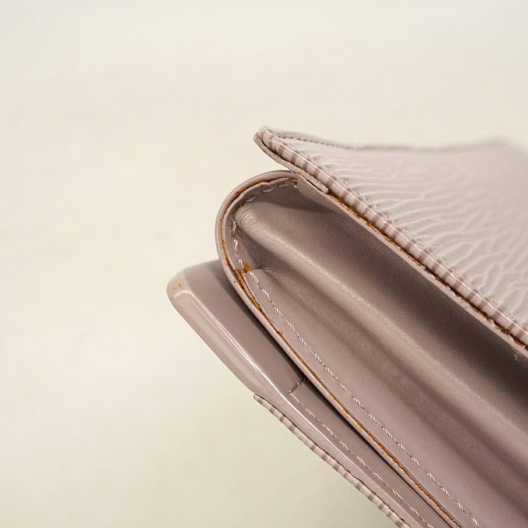 Louis Vuitton Lilac Shoulder Bag (Pre-Owned)