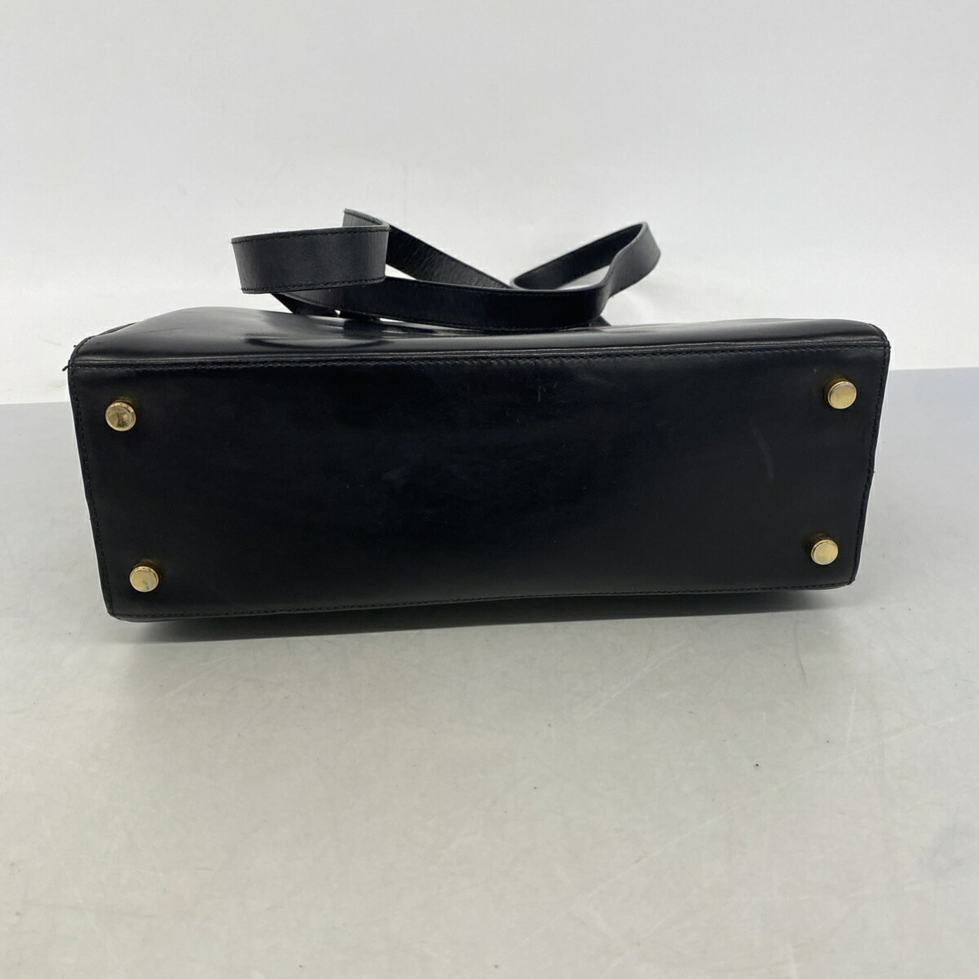 Salvatore Ferragamo Black Leather Shoulder Bag (Pre-Owned)