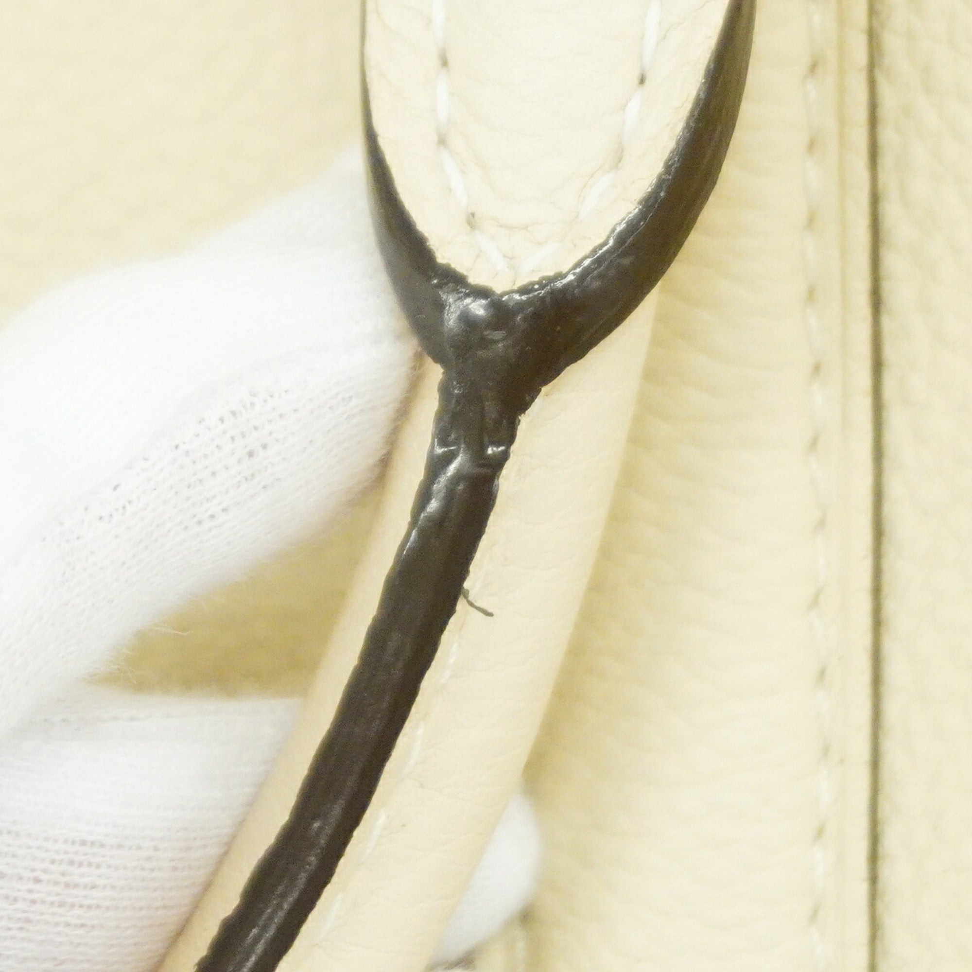 Louis Vuitton White Handbag (Pre-Owned)