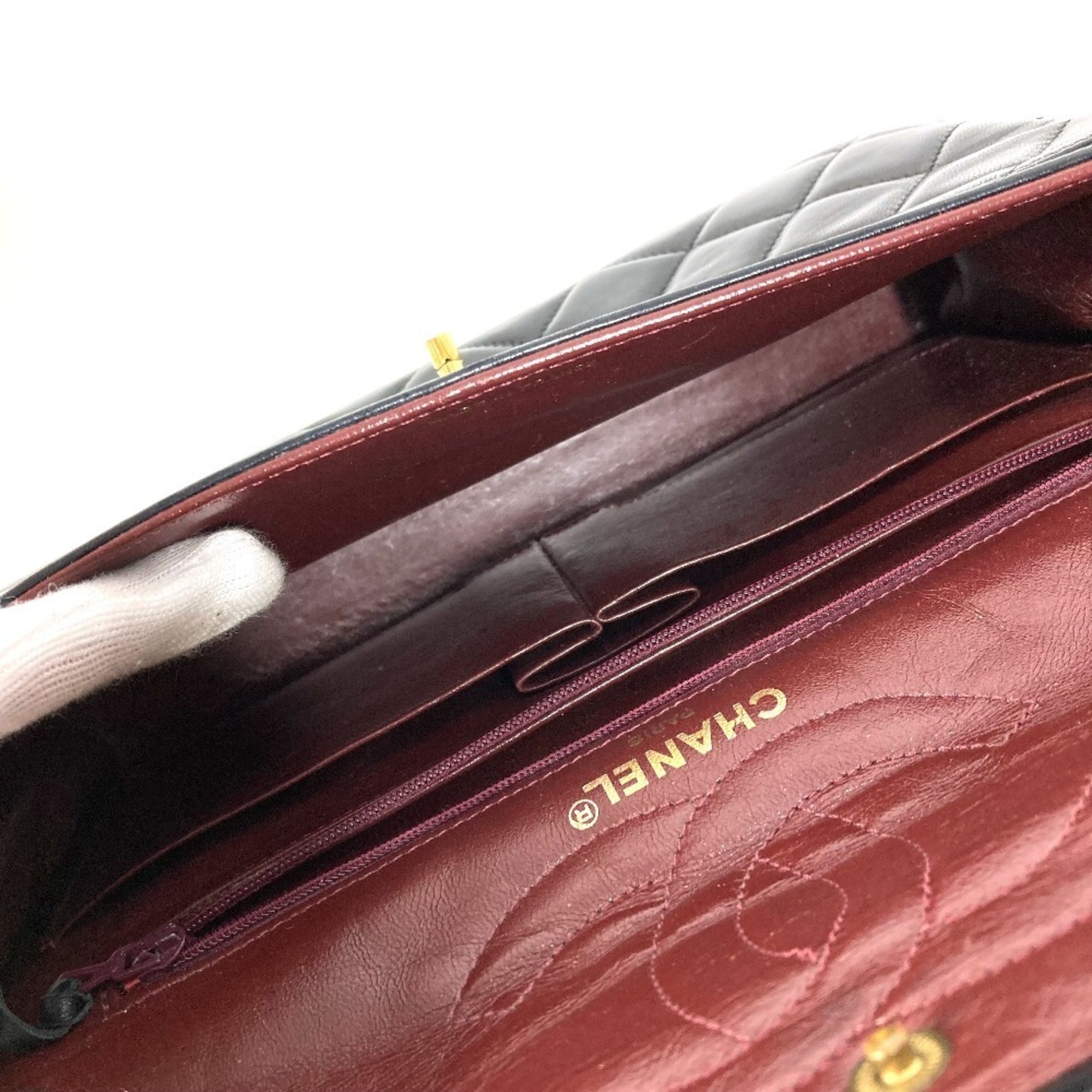 Chanel Black Leather Shoulder Bag (Pre-Owned)