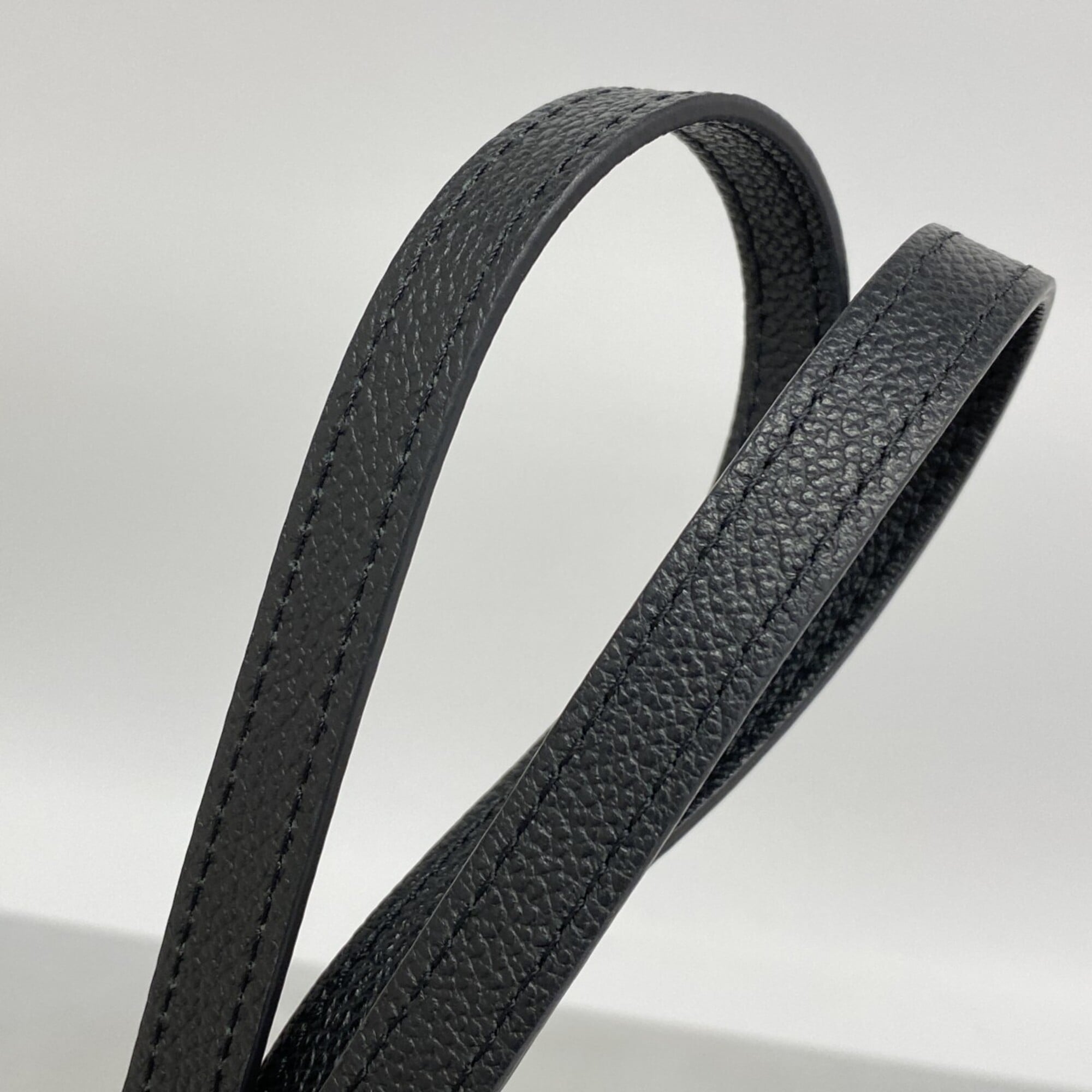 Louis Vuitton Noir Handbag (Pre-Owned)