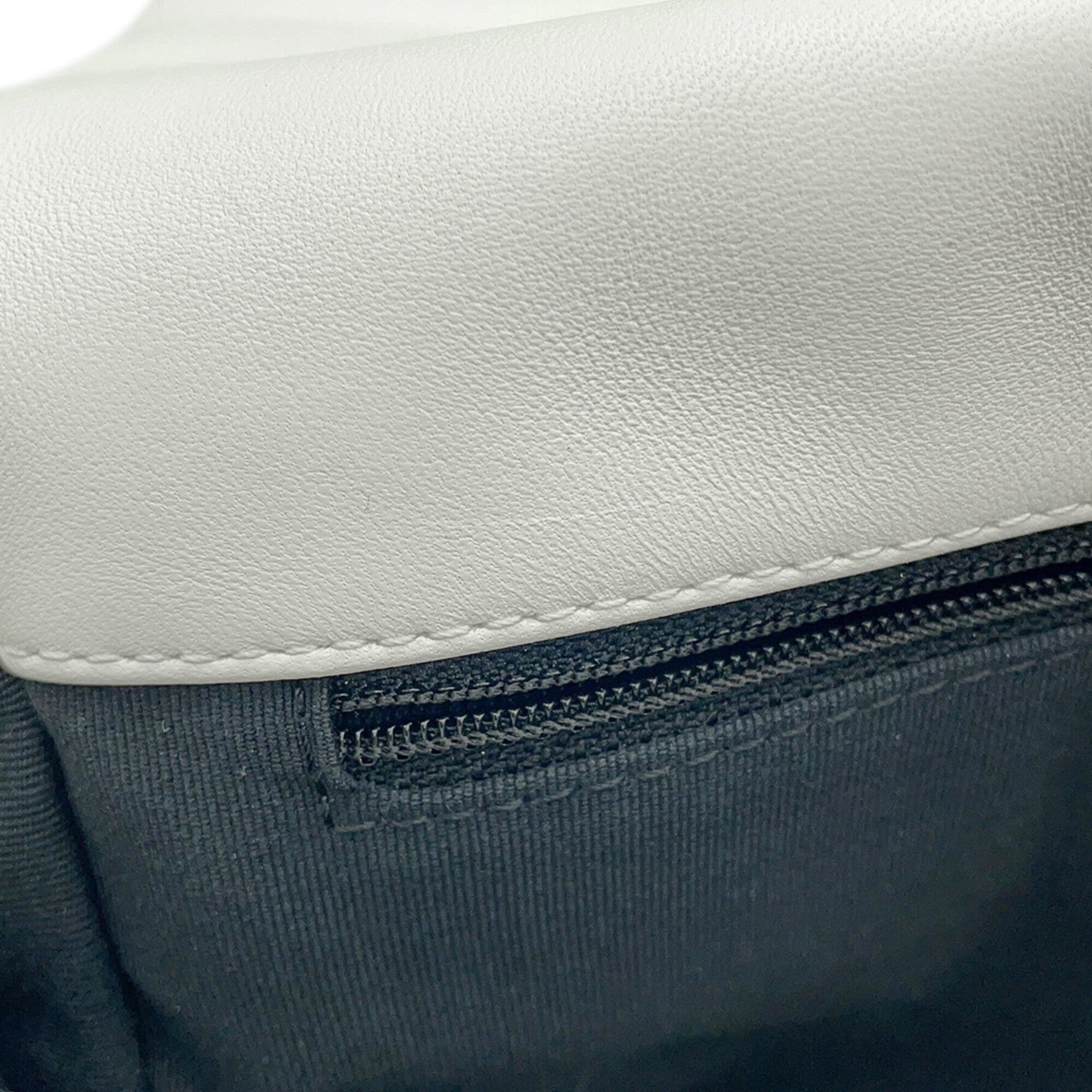 Chanel White Leather Shoulder Bag (Pre-Owned)