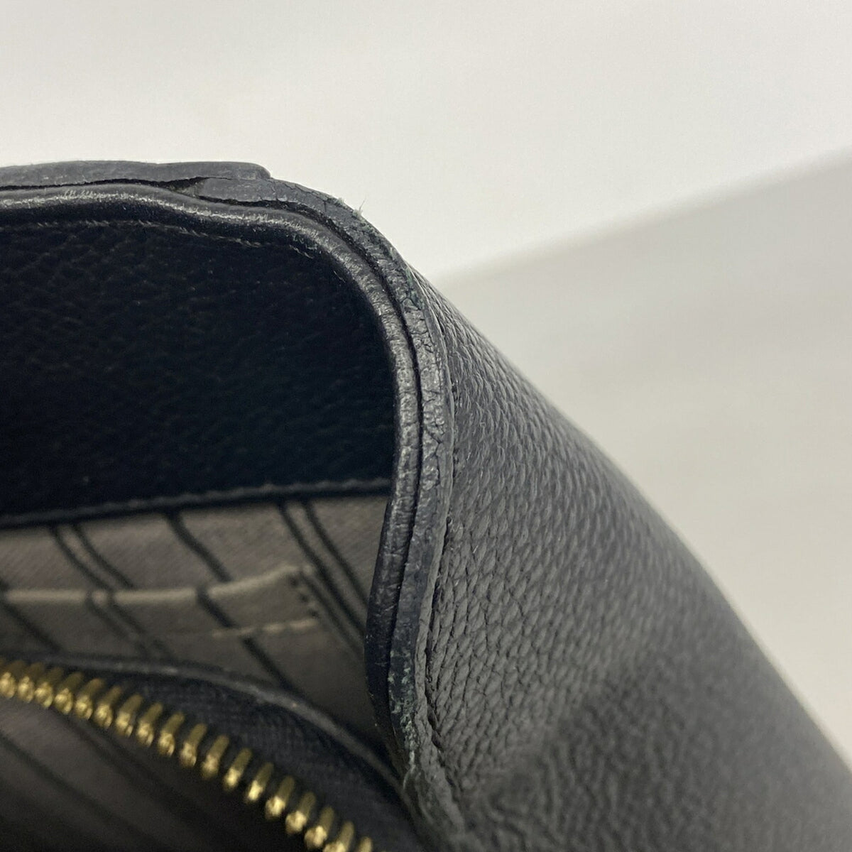 Louis Vuitton Noir Handbag (Pre-Owned)