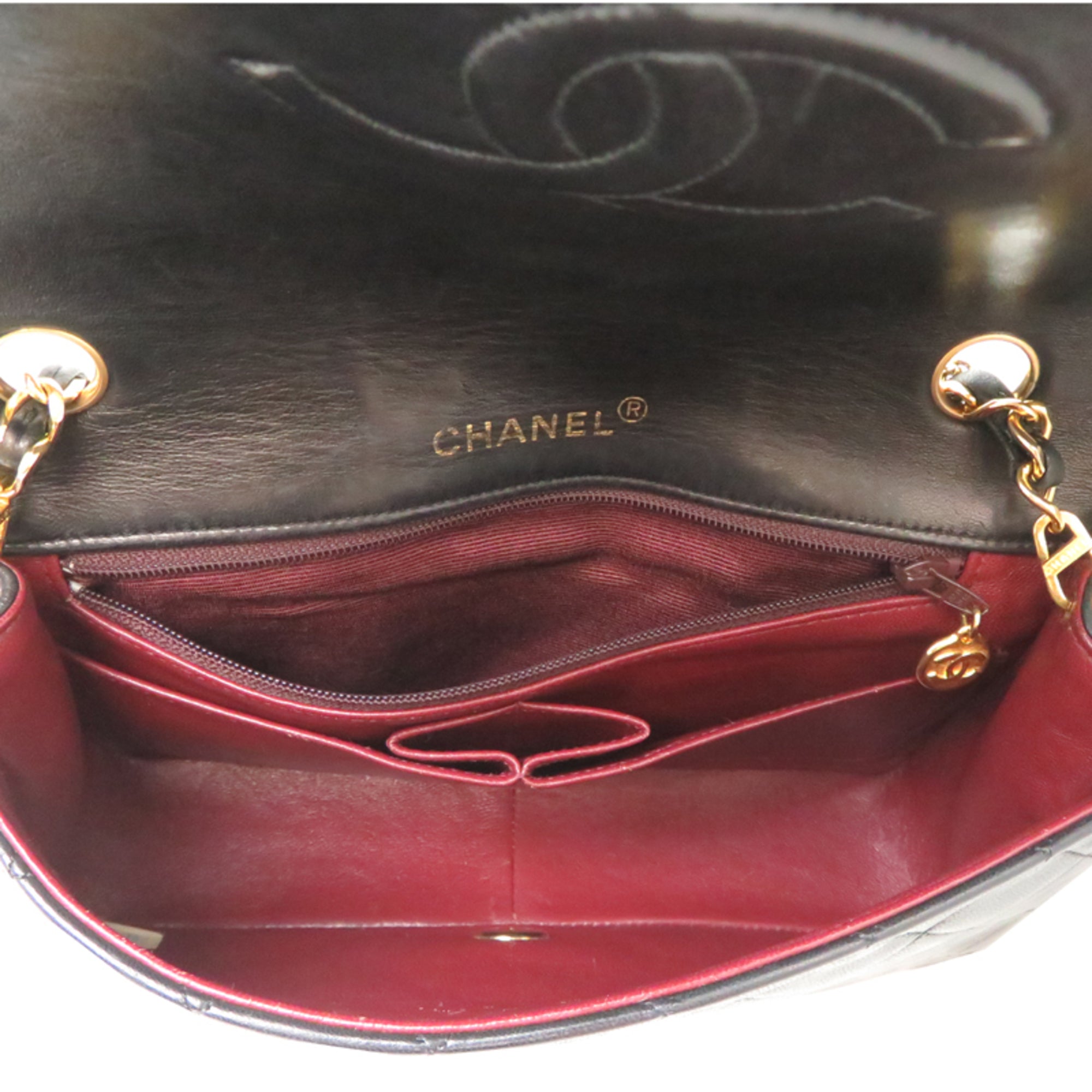 Chanel Black Leather Shoulder Bag (Pre-Owned)