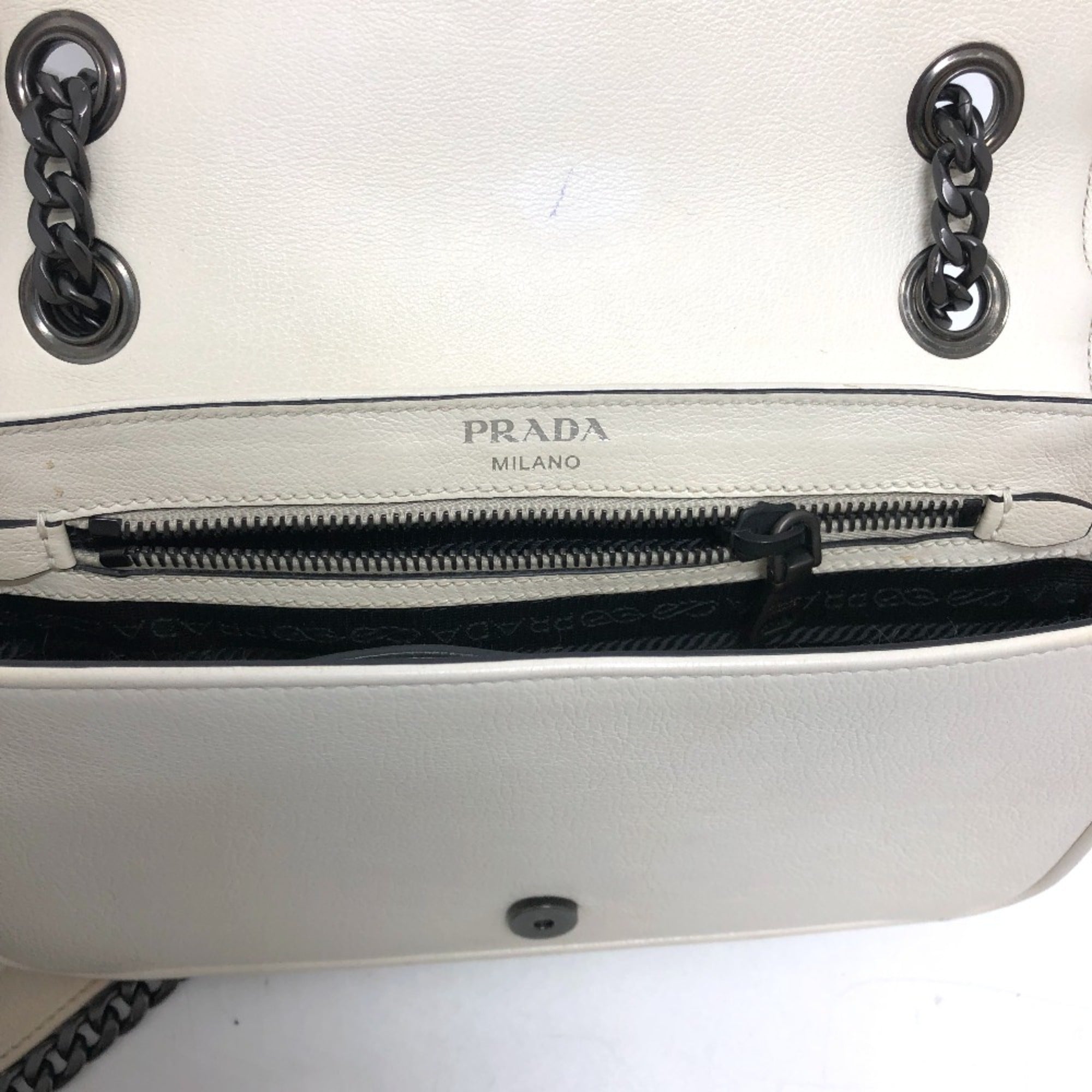 Prada White Leather Shoulder Bag (Pre-Owned)