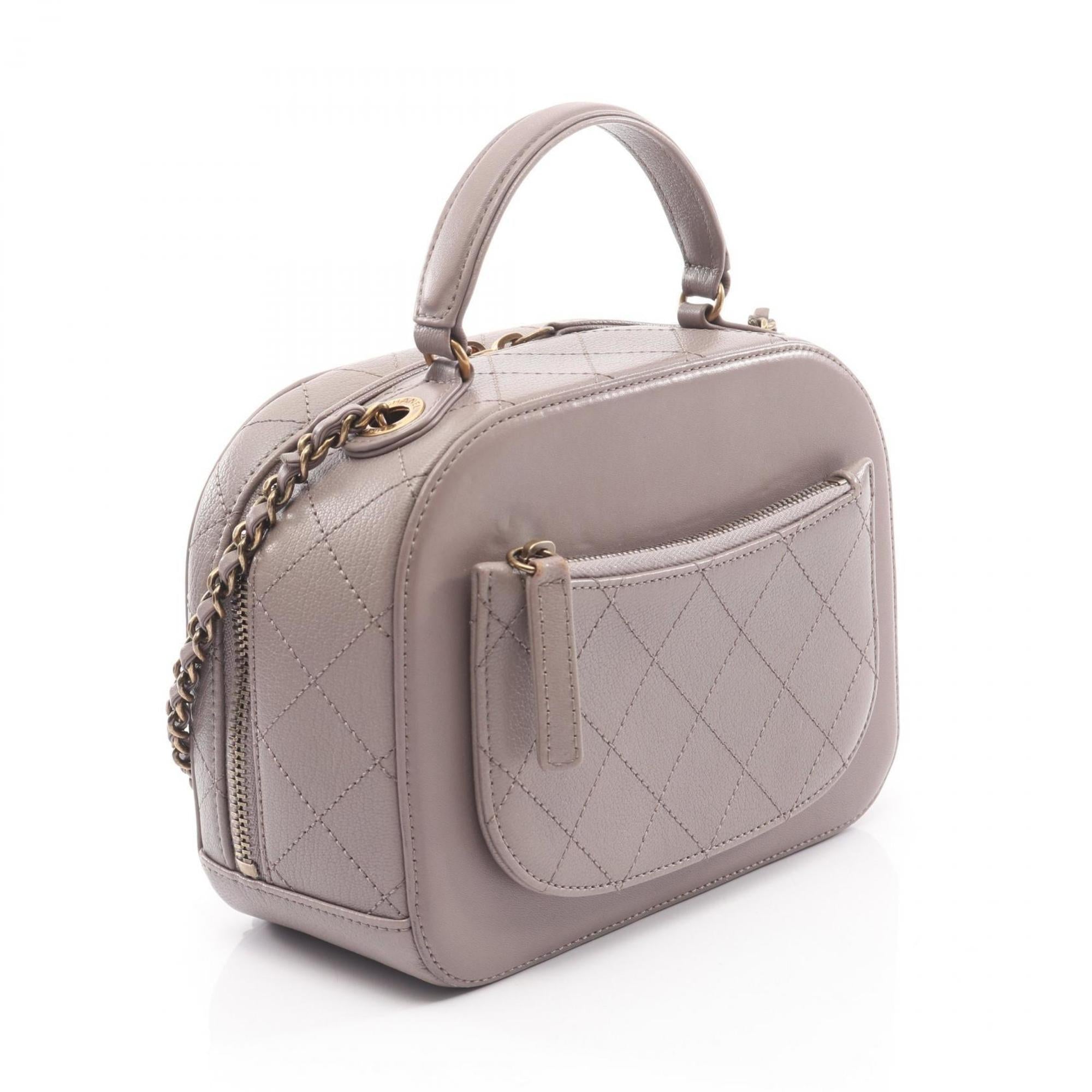 Chanel Gray Leather Shoulder Bag (Pre-Owned)