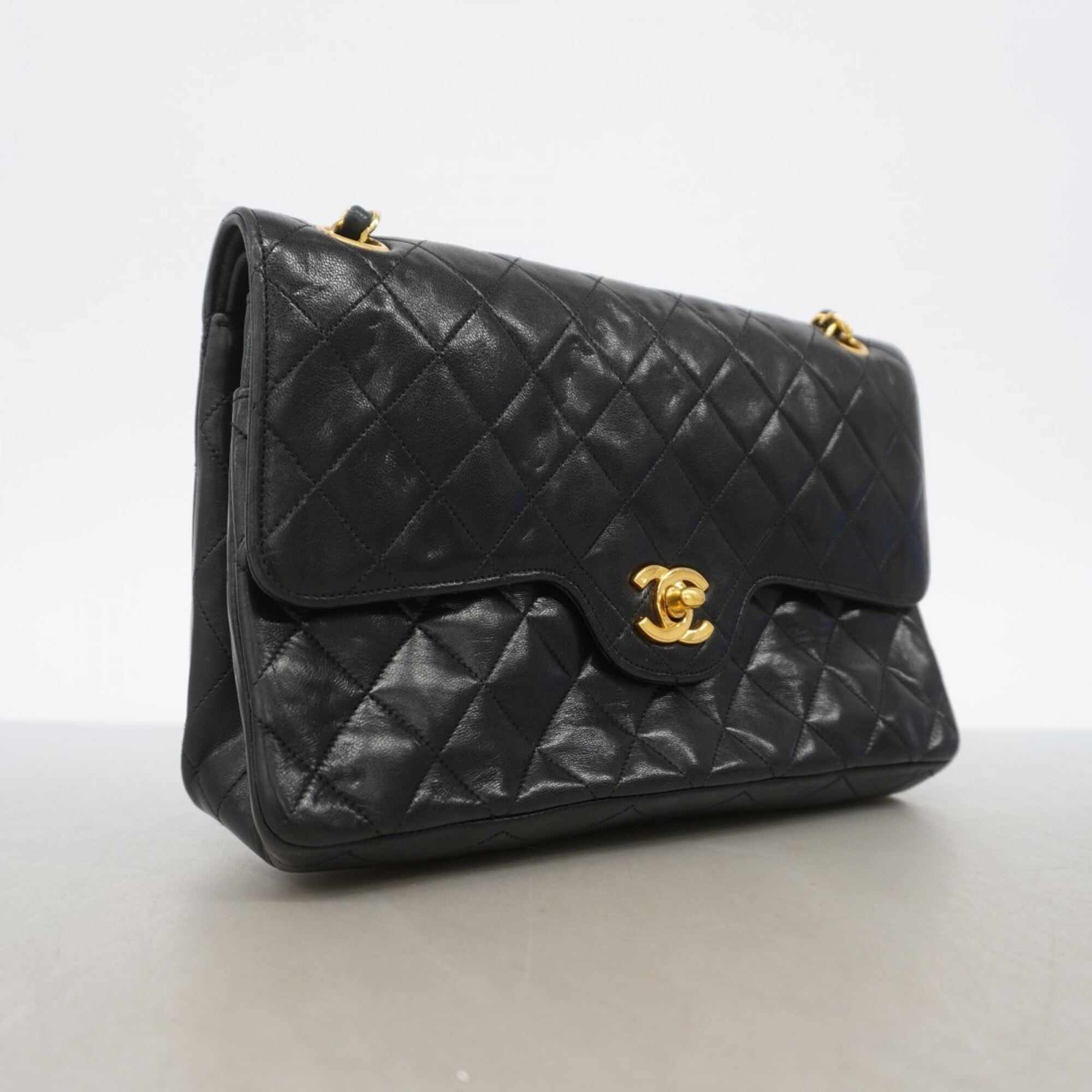 Chanel Black Leather Shoulder Bag (Pre-Owned)