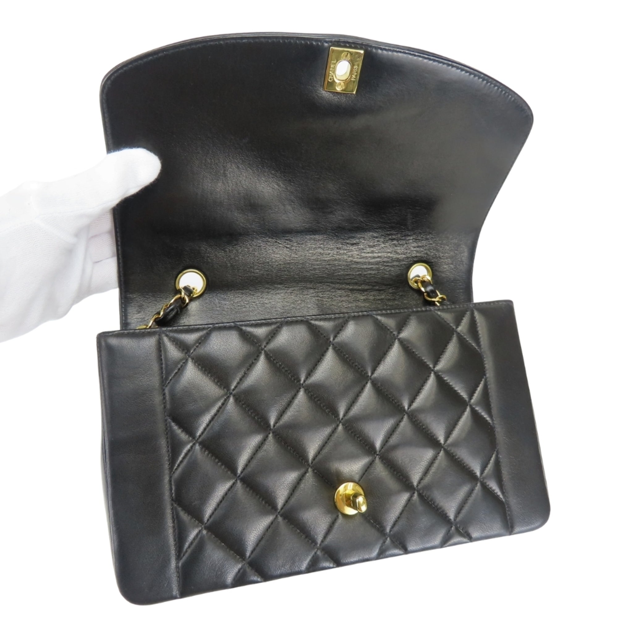 Chanel Black Leather Shoulder Bag (Pre-Owned)