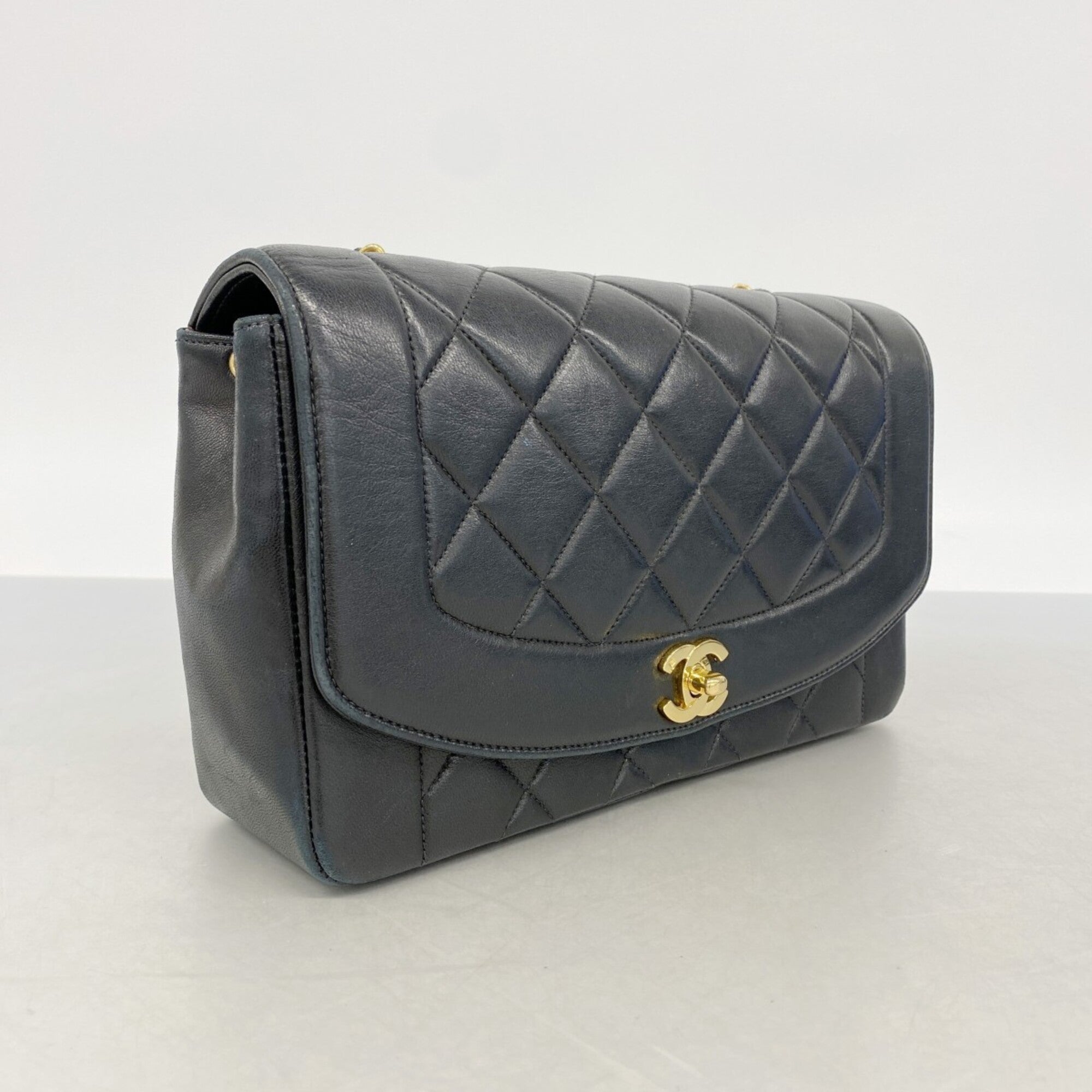 Chanel Black Leather Shoulder Bag (Pre-Owned)