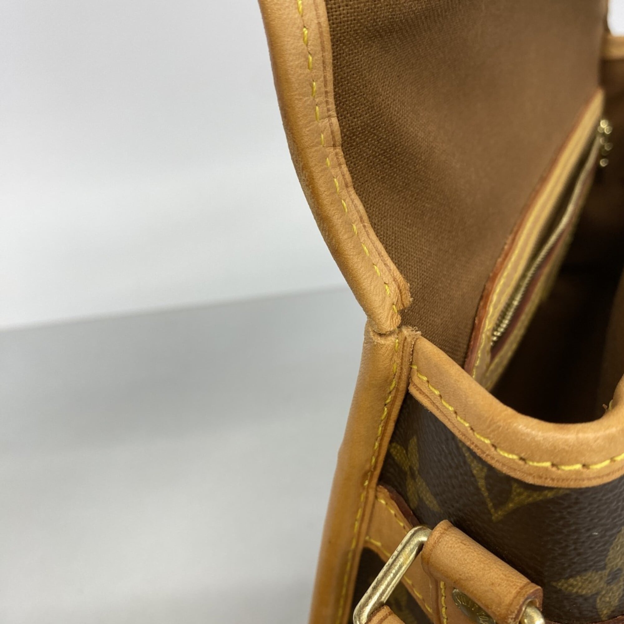 Louis Vuitton Brown Shoulder Bag (Pre-Owned)