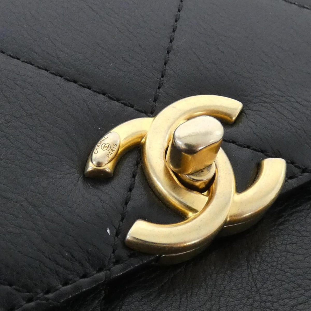 Chanel Black Leather Shoulder Bag (Pre-Owned)