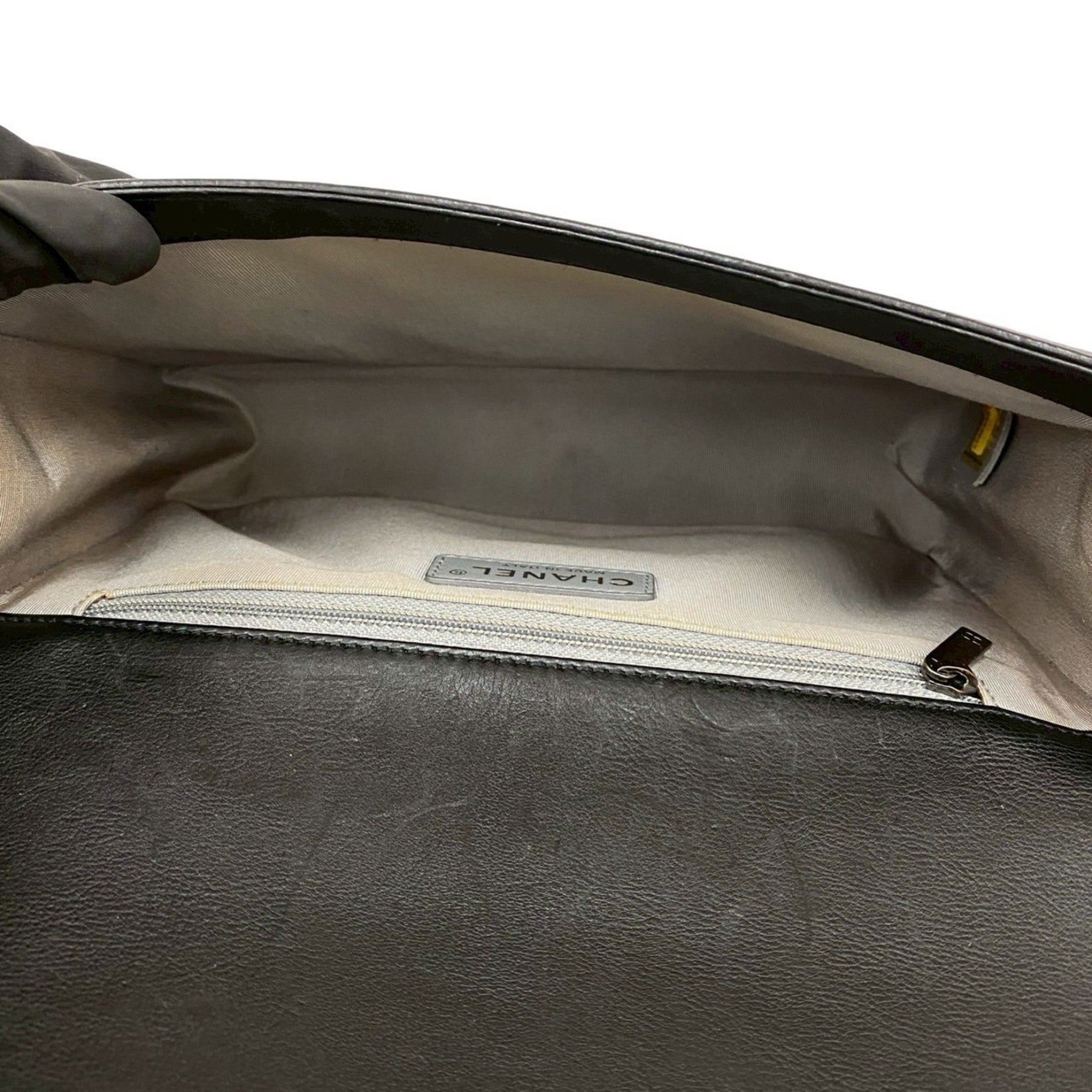 Chanel Black Leather Shoulder Bag (Pre-Owned)