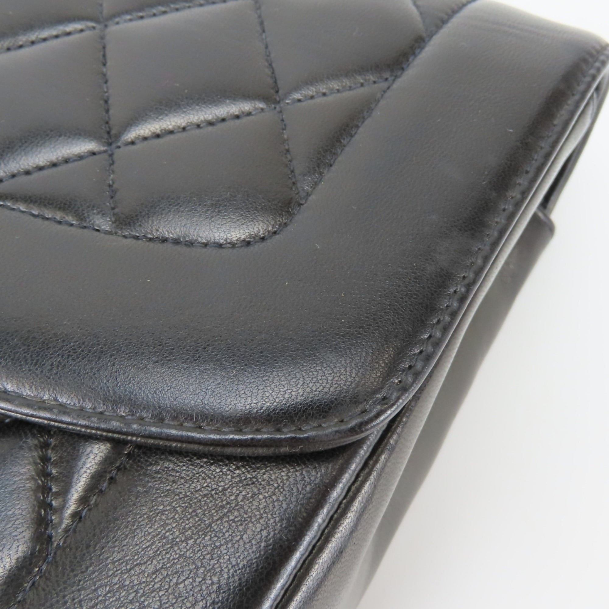 Chanel Black Leather Shoulder Bag (Pre-Owned)