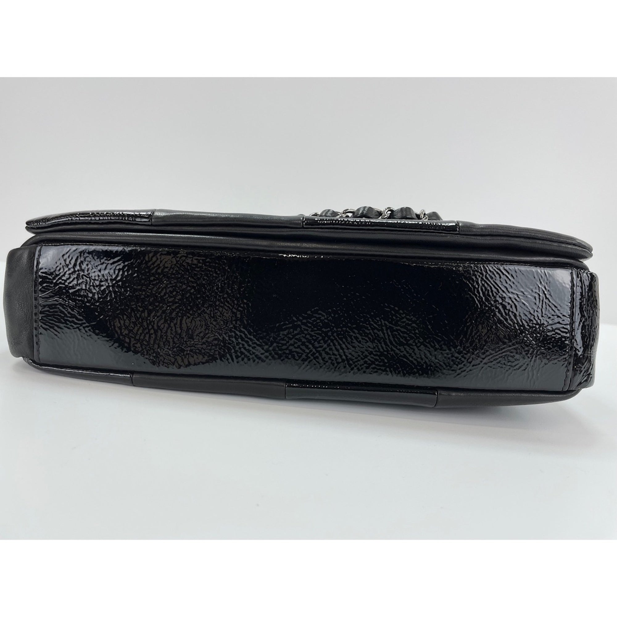 Chanel Black Leather Shoulder Bag (Pre-Owned)