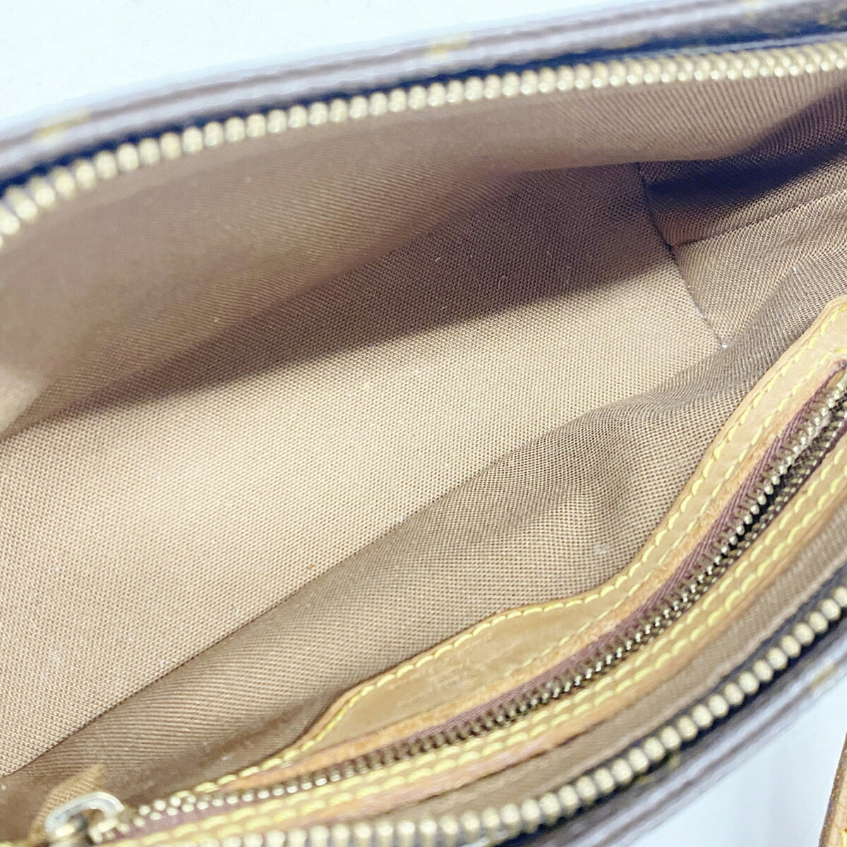Louis Vuitton Brown Shoulder Bag (Pre-Owned)