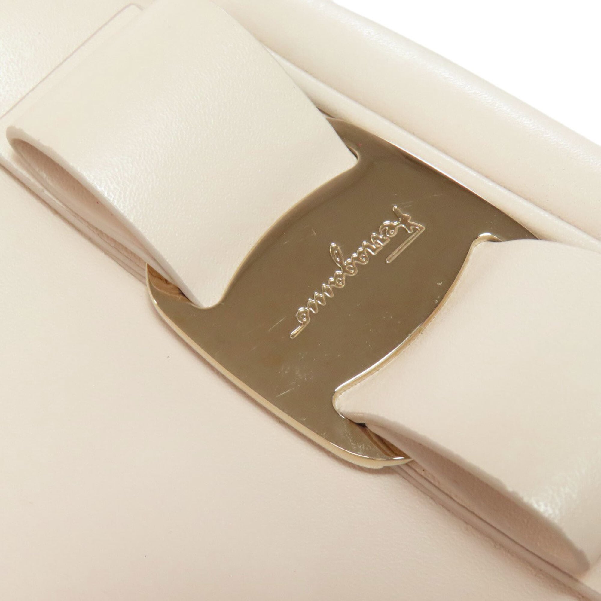 Salvatore Ferragamo Beige White Leather Shoulder Bag (Pre-Owned)