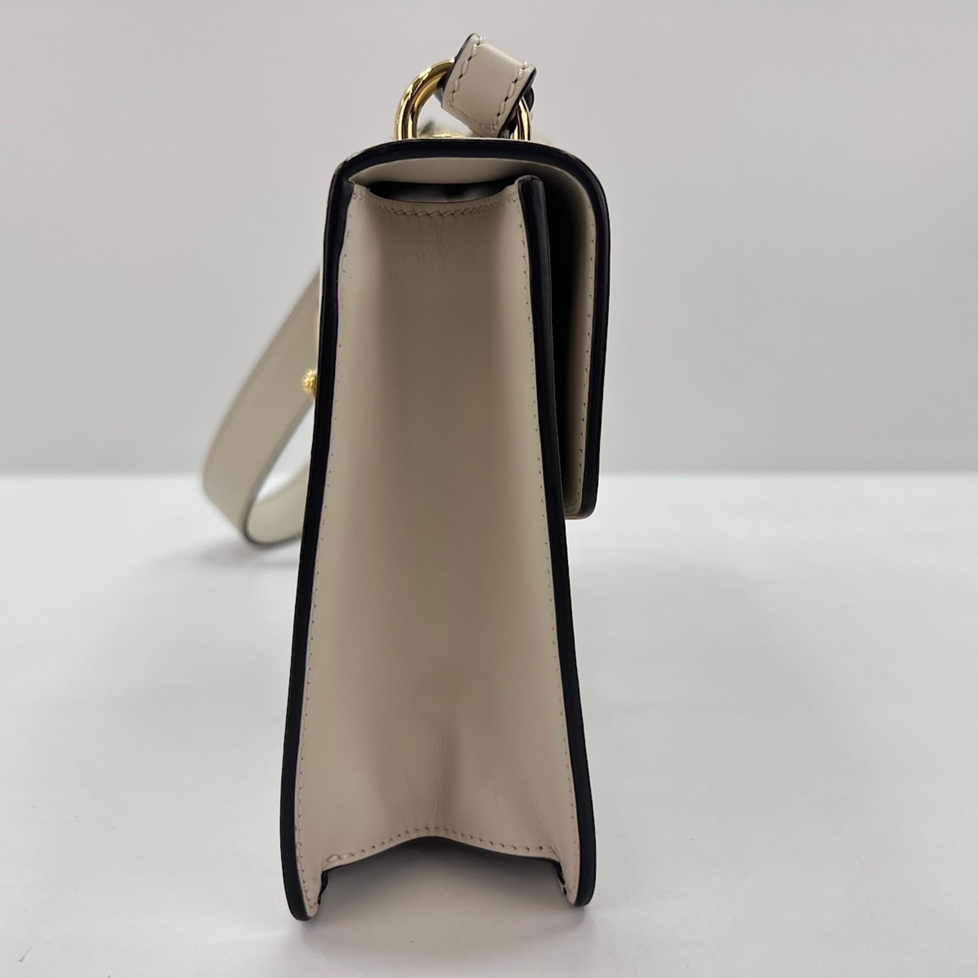 Gucci White Shoulder Bag (Pre-Owned)