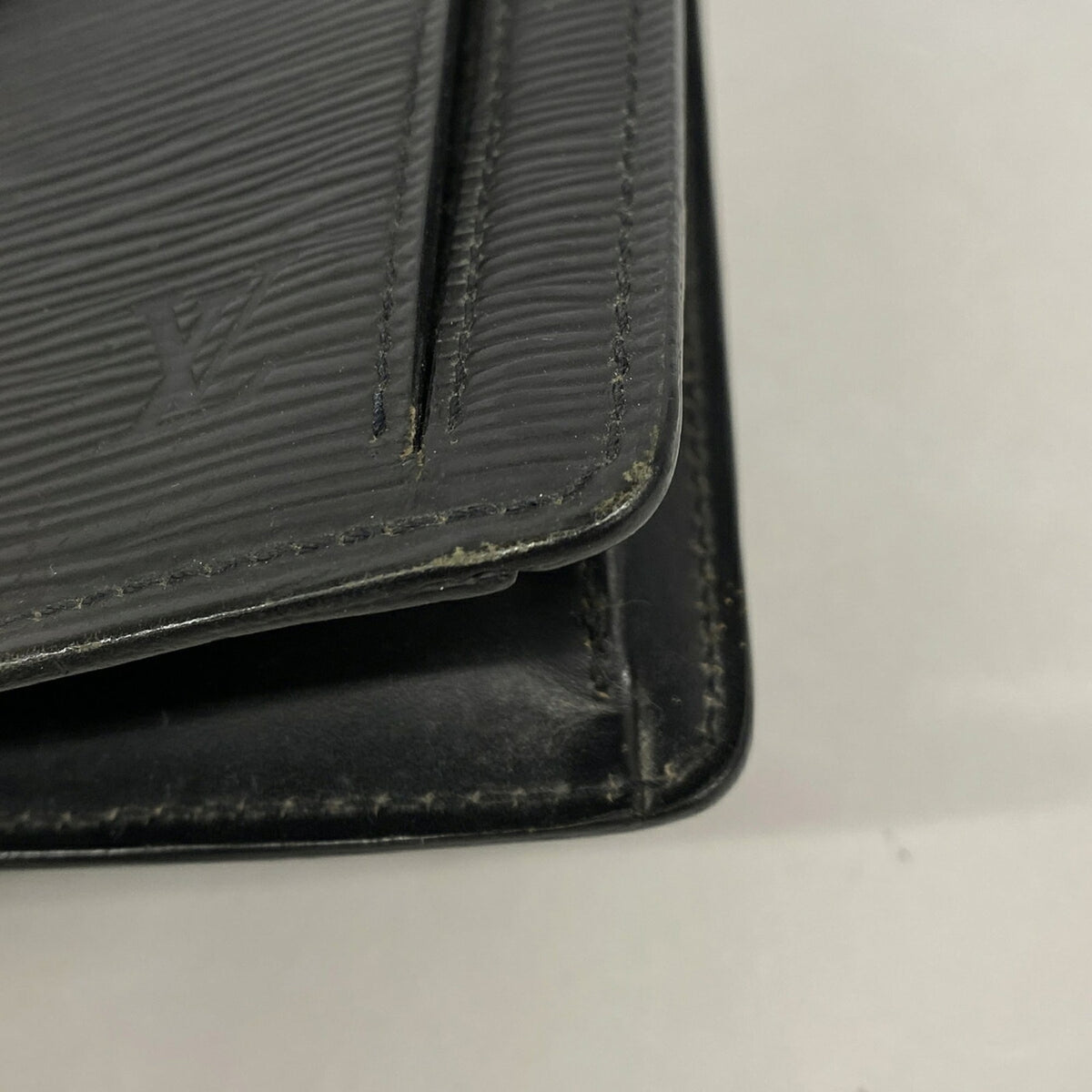 Louis Vuitton Noir Clutch Bag (Pre-Owned)