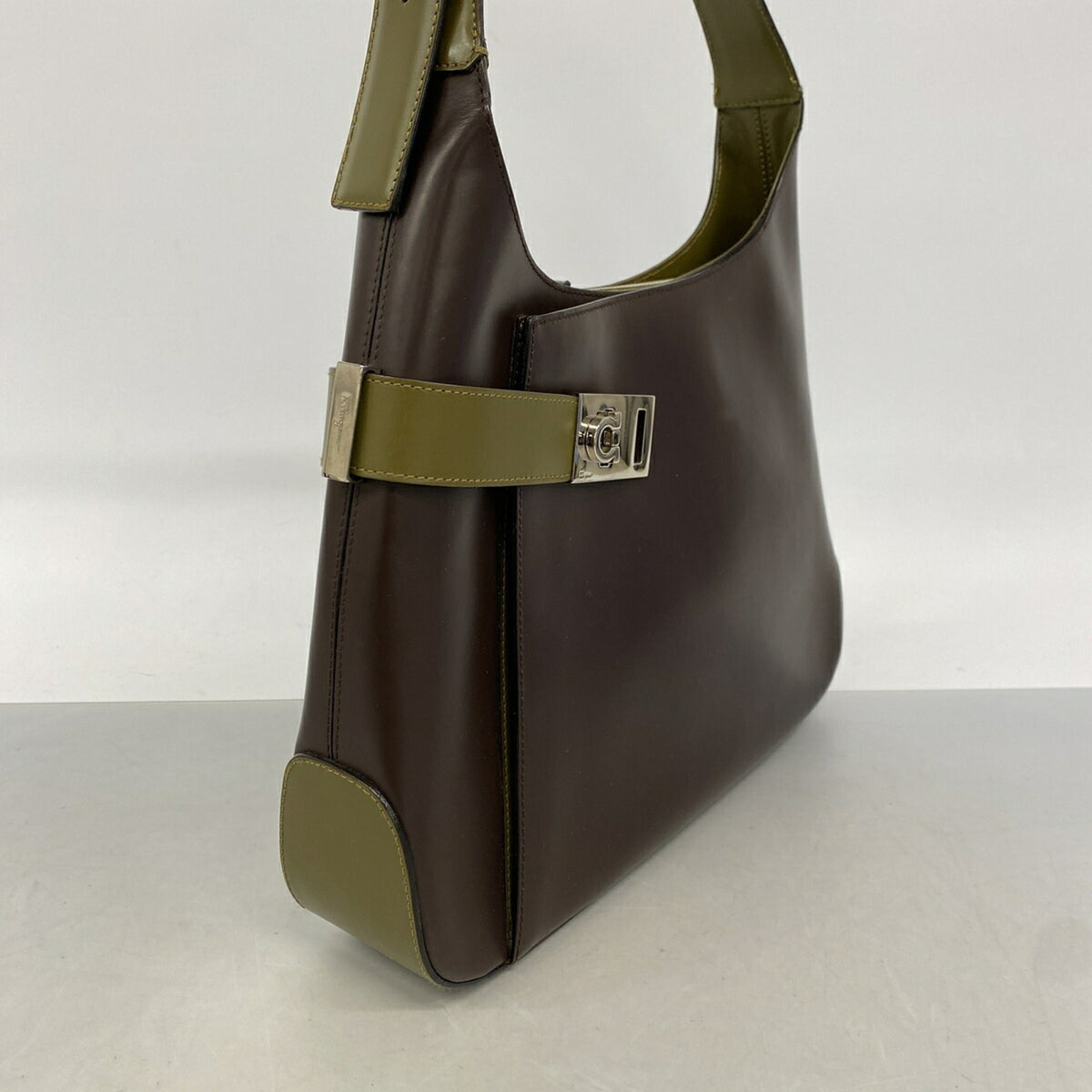 Salvatore Ferragamo Brown Khaki Leather Shoulder Bag (Pre-Owned)