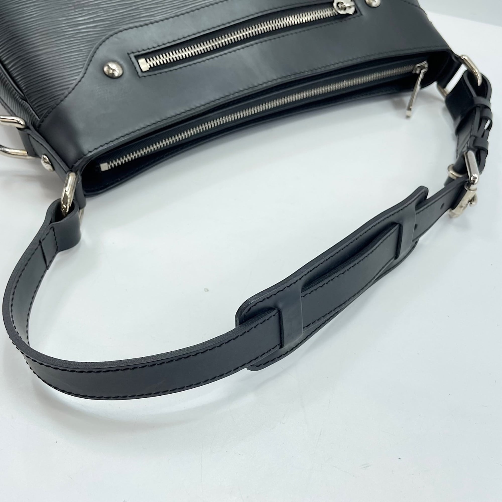 Louis Vuitton Black Shoulder Bag (Pre-Owned)