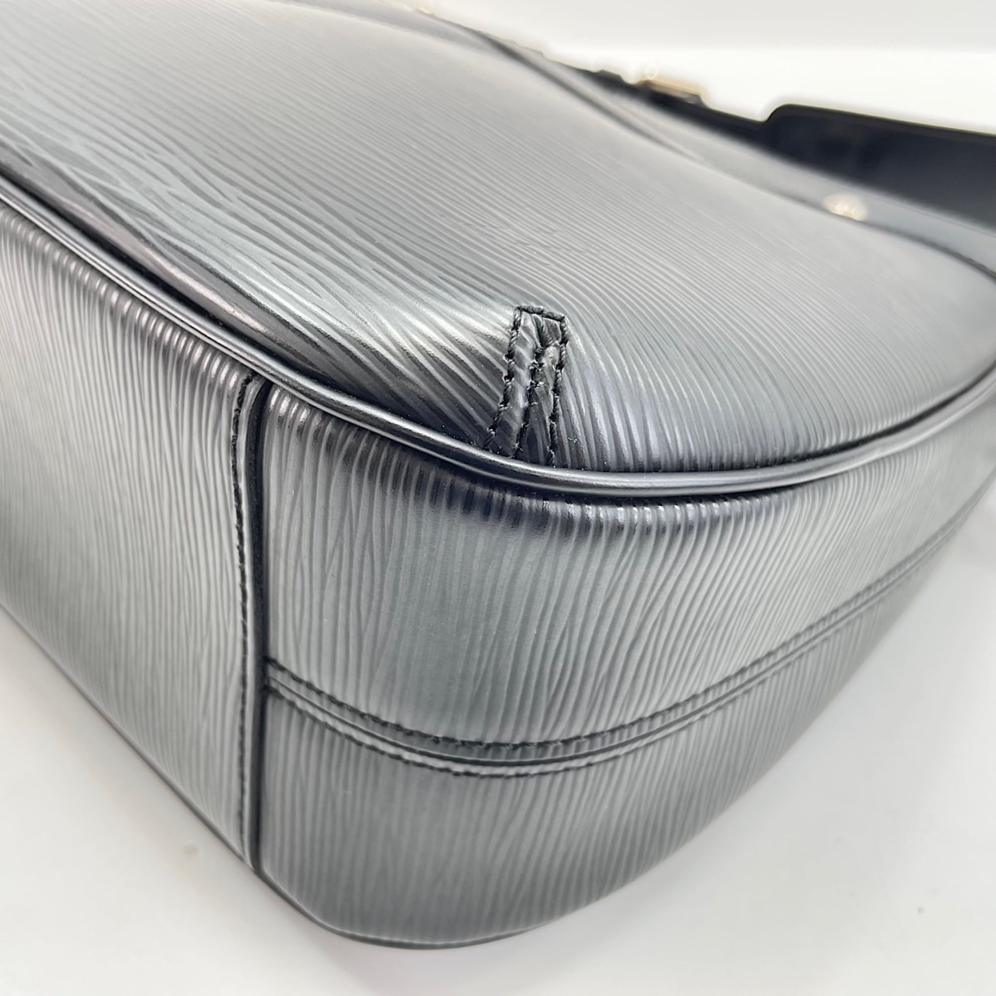 Louis Vuitton Black Shoulder Bag (Pre-Owned)