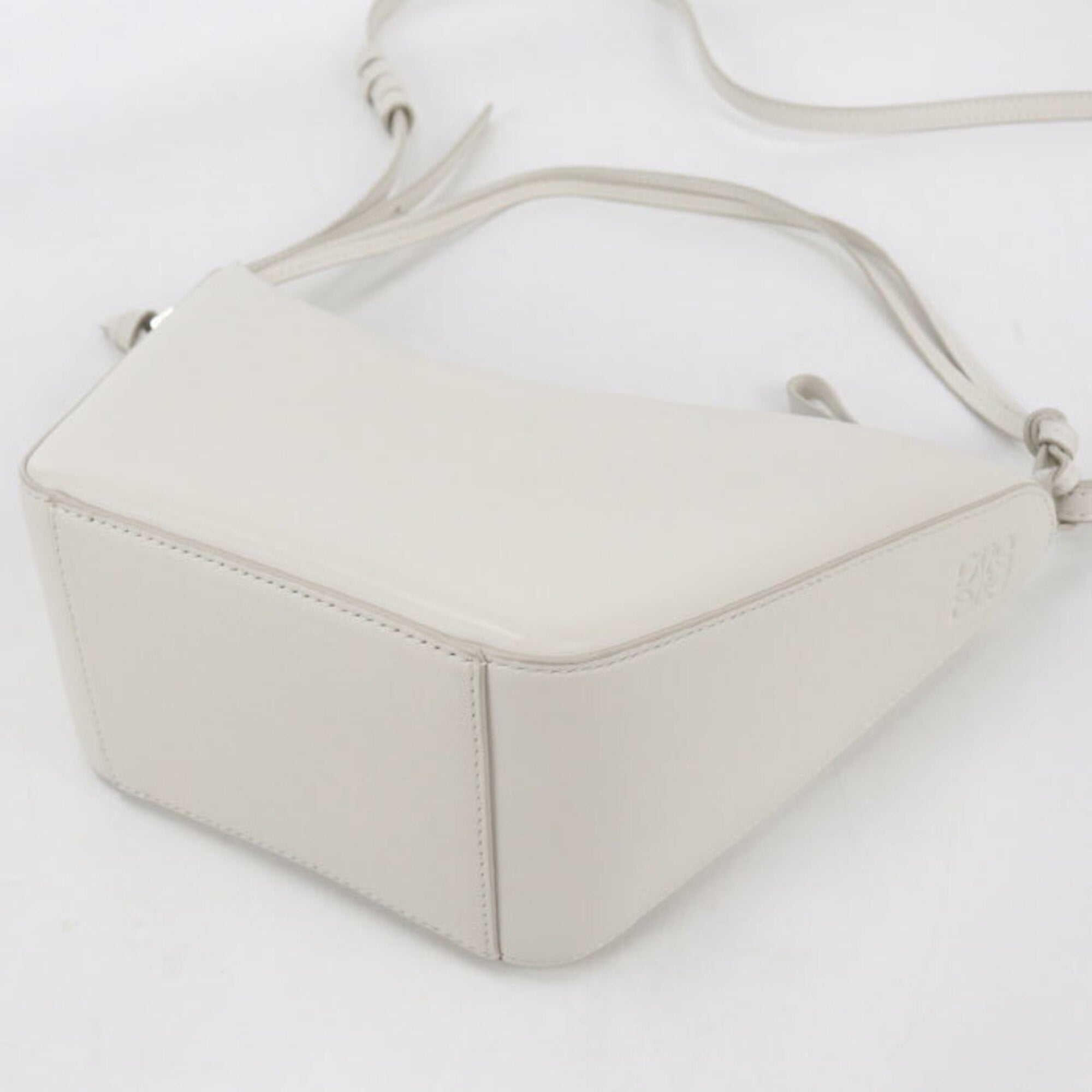 Loewe White Leather Shoulder Bag (Pre-Owned)
