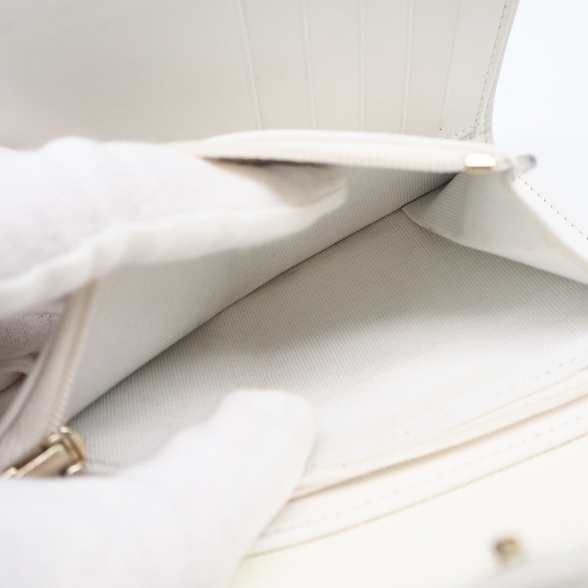 Chanel White Grained Calfskin Wallet (Tri-Fold) (Pre-Owned)