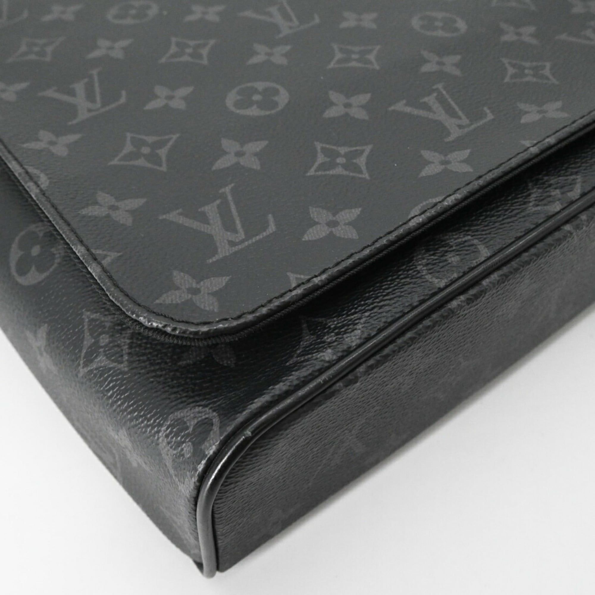 Louis Vuitton Black Monogram Eclipse Messenger Bag Shoulder Bag (Pre-Owned)