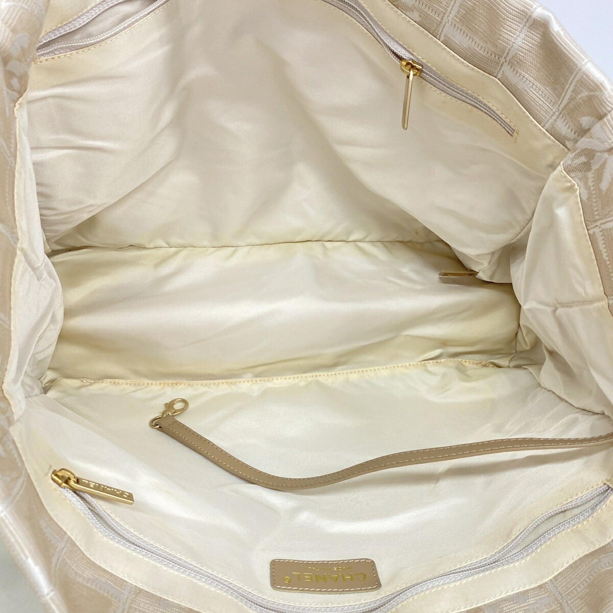 Chanel Beige Nylon Tote Bag (Pre-Owned)