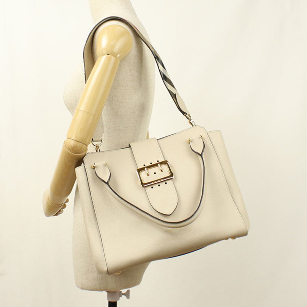 Burberry Ivory Leather Tote Bag (Pre-Owned)