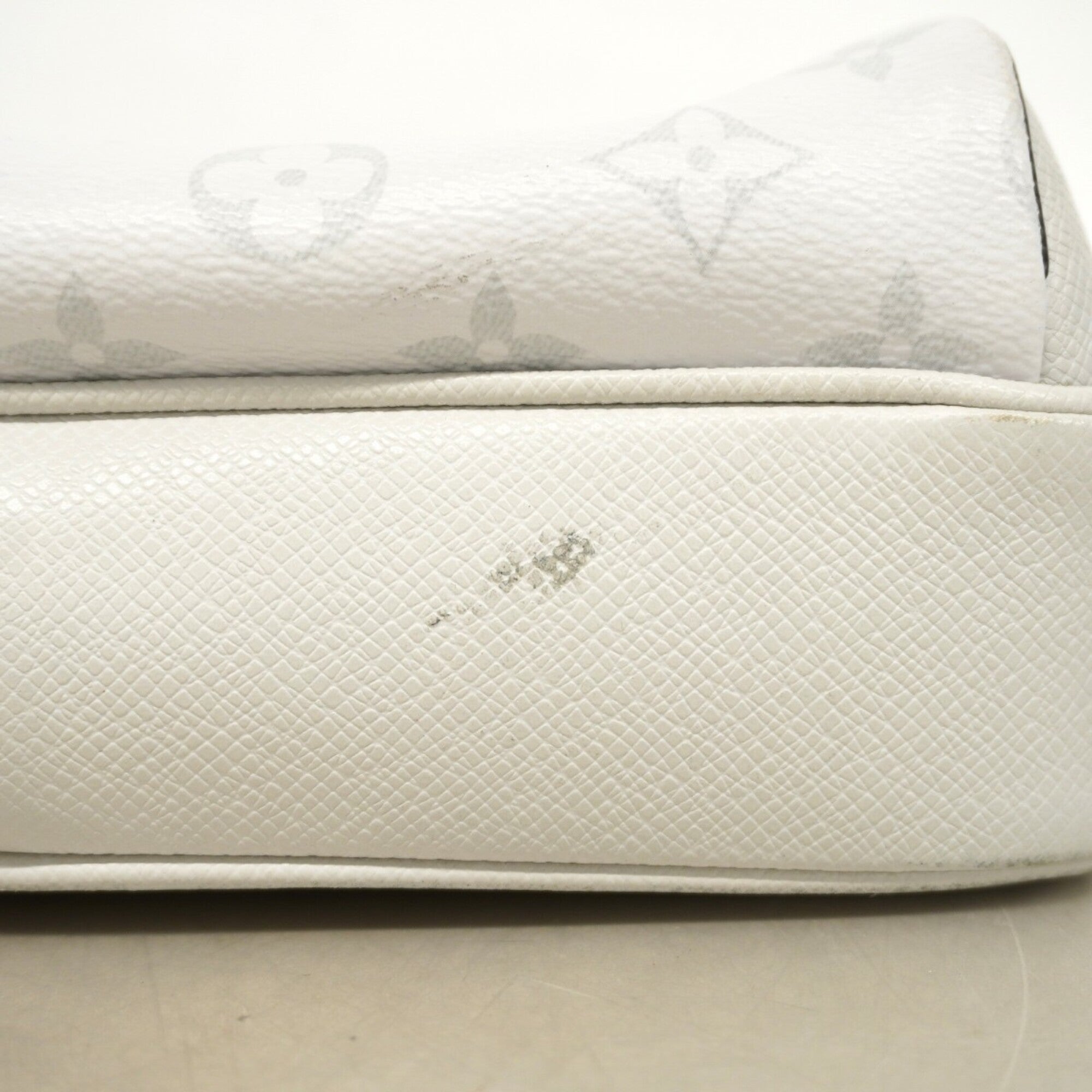 Louis Vuitton White Shoulder Bag (Pre-Owned)