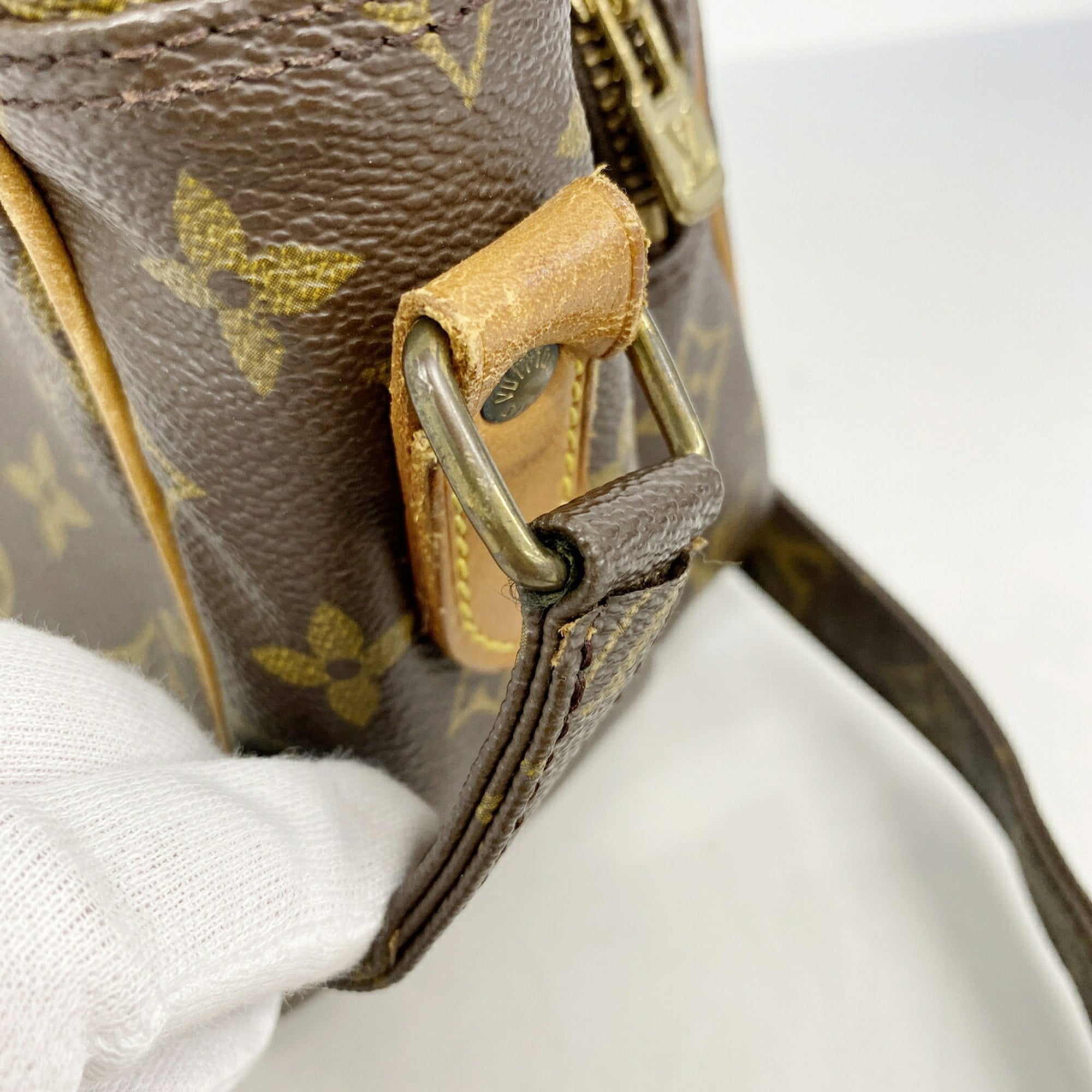 Louis Vuitton Brown Shoulder Bag (Pre-Owned)
