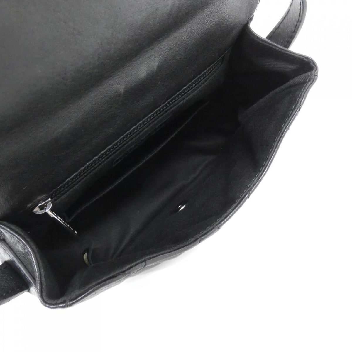 Chanel Black Leather Shoulder Bag (Pre-Owned)