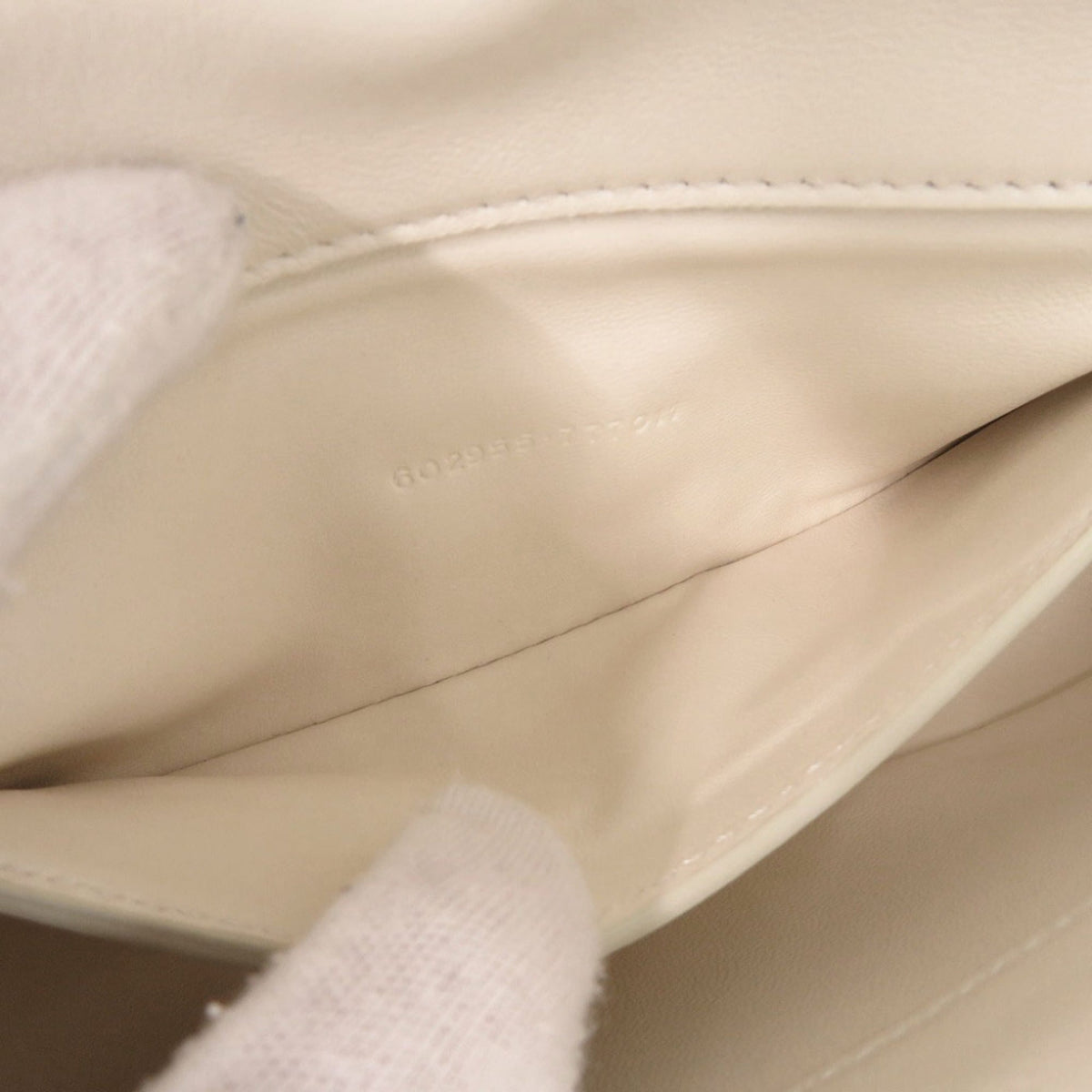 Alexander Mcqueen Ivory Leather Shoulder Bag (Pre-Owned)