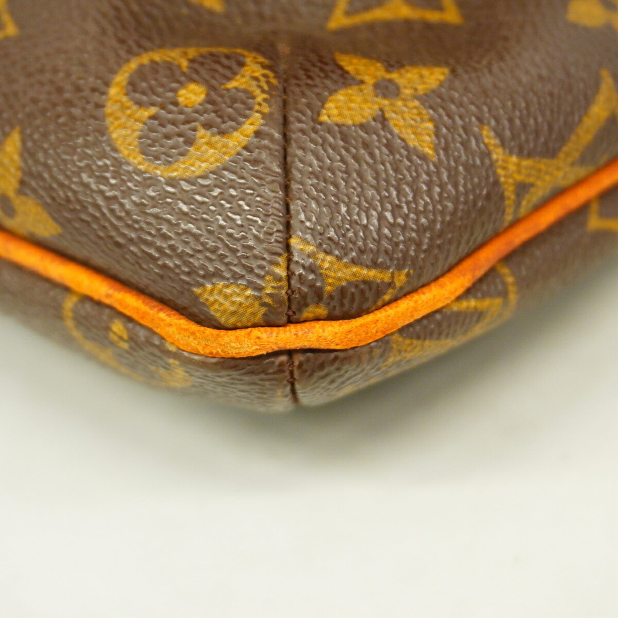 Louis Vuitton Brown Shoulder Bag (Pre-Owned)